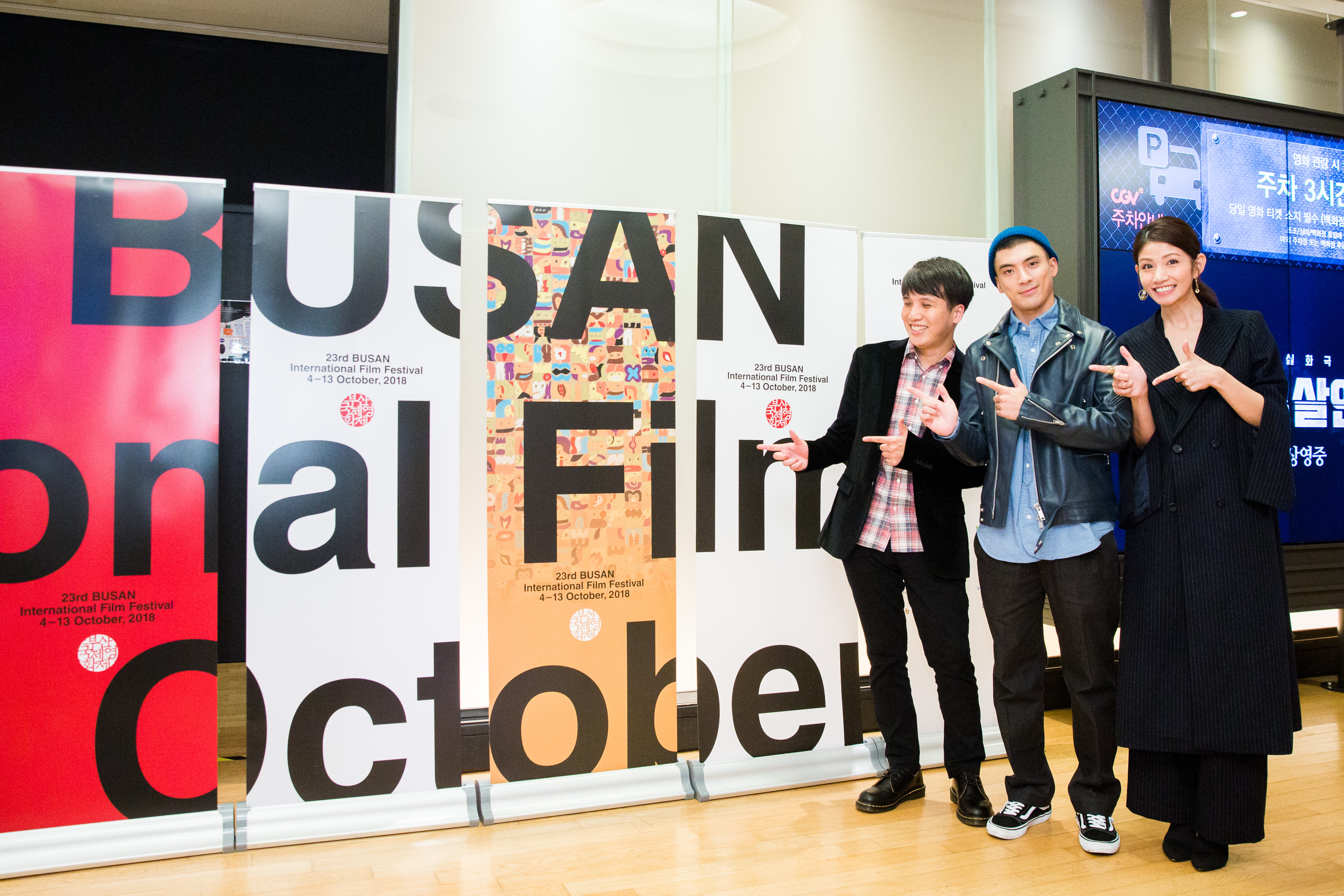 導演洪子烜率領演員林哲熹與李千娜，一起在釜山進行《狂徒》的世界首映。（貴金影業提供）