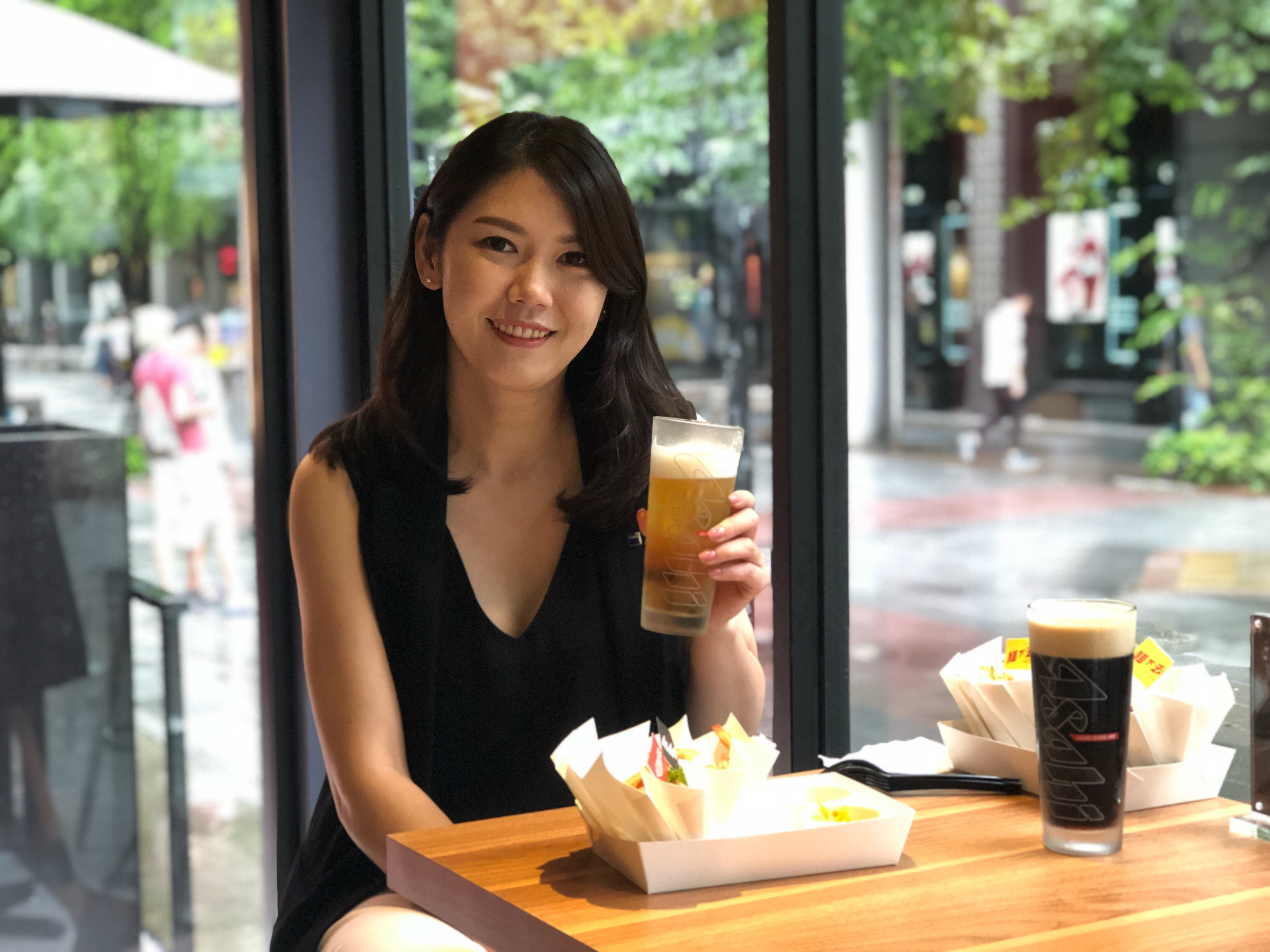 Asahi SUPER DRY時尚快閃啤酒吧搶進信義區，吸引都會時髦男女。