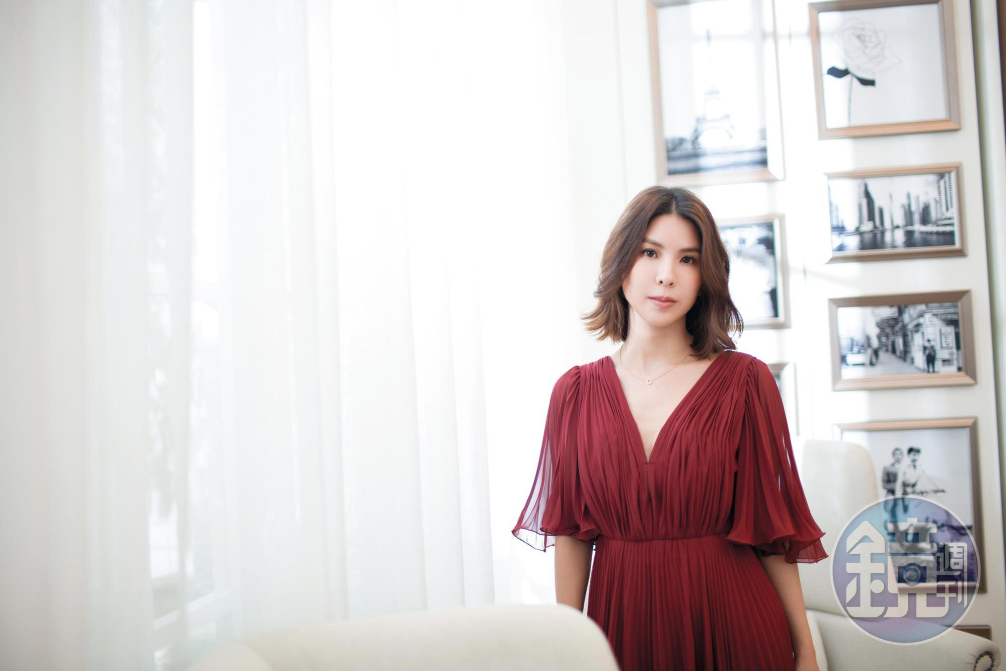 從獨立製作又回到大型唱片公司，在音樂上一直有改變的許茹芸，是以自身的改變，來契合這個變動頻仍的時代。