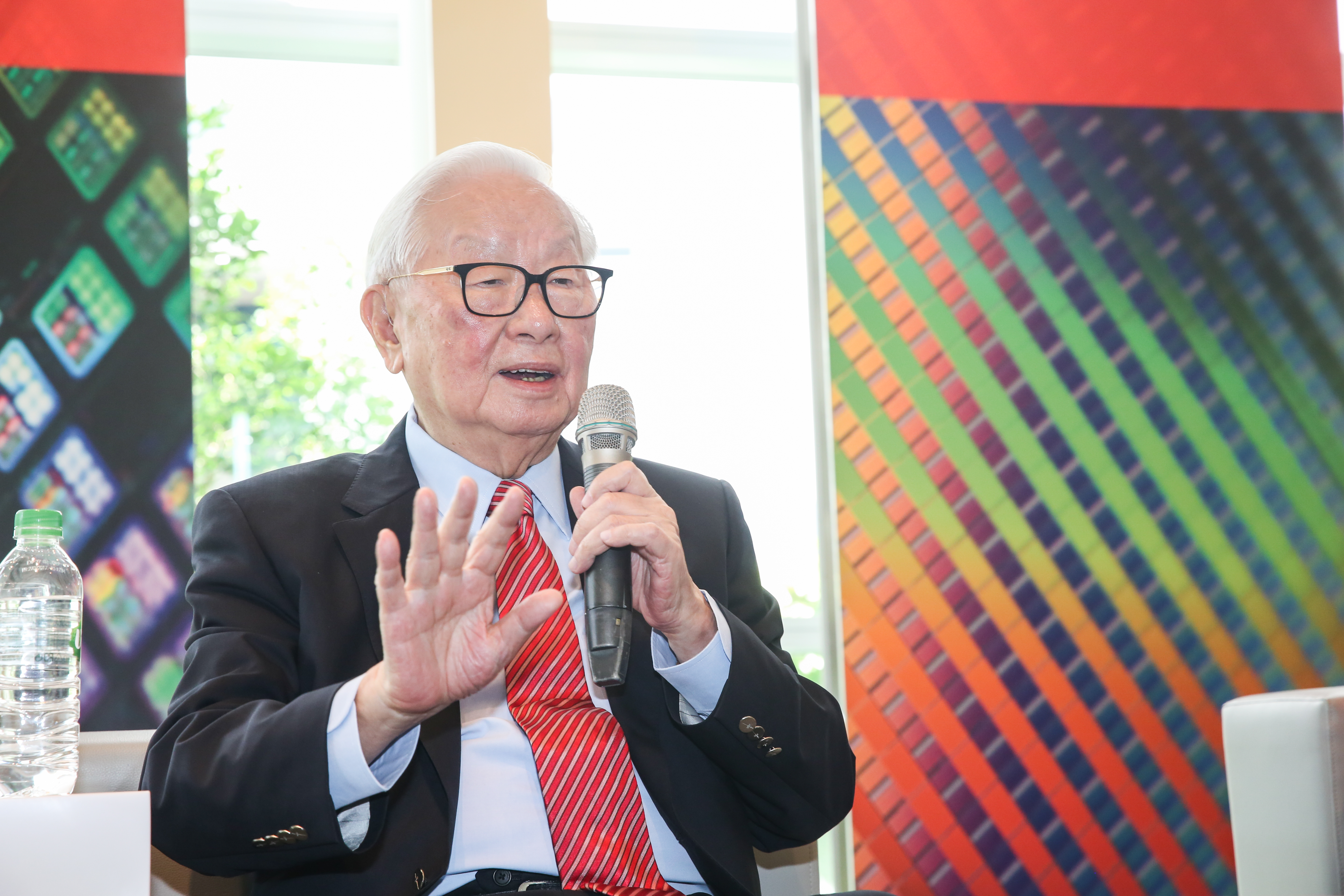 張忠謀提到，面試高階主管時最討厭聽到對方表示「我覺得在這間公司有很多學習的機會」。（本刊資料照）