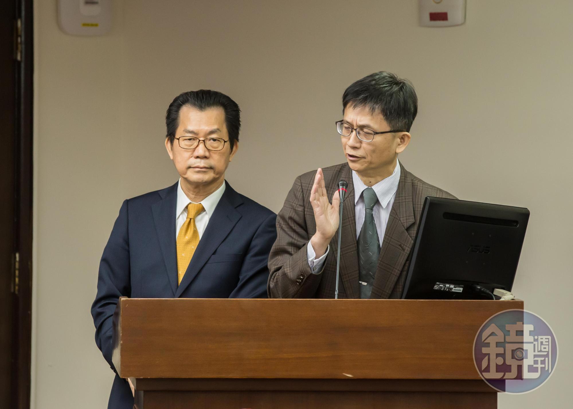 環保署副署長詹順貴(右)在臉書發聲明表示請辭,儘管署長李應元(左)拒收辭呈,他仍辭意甚堅。