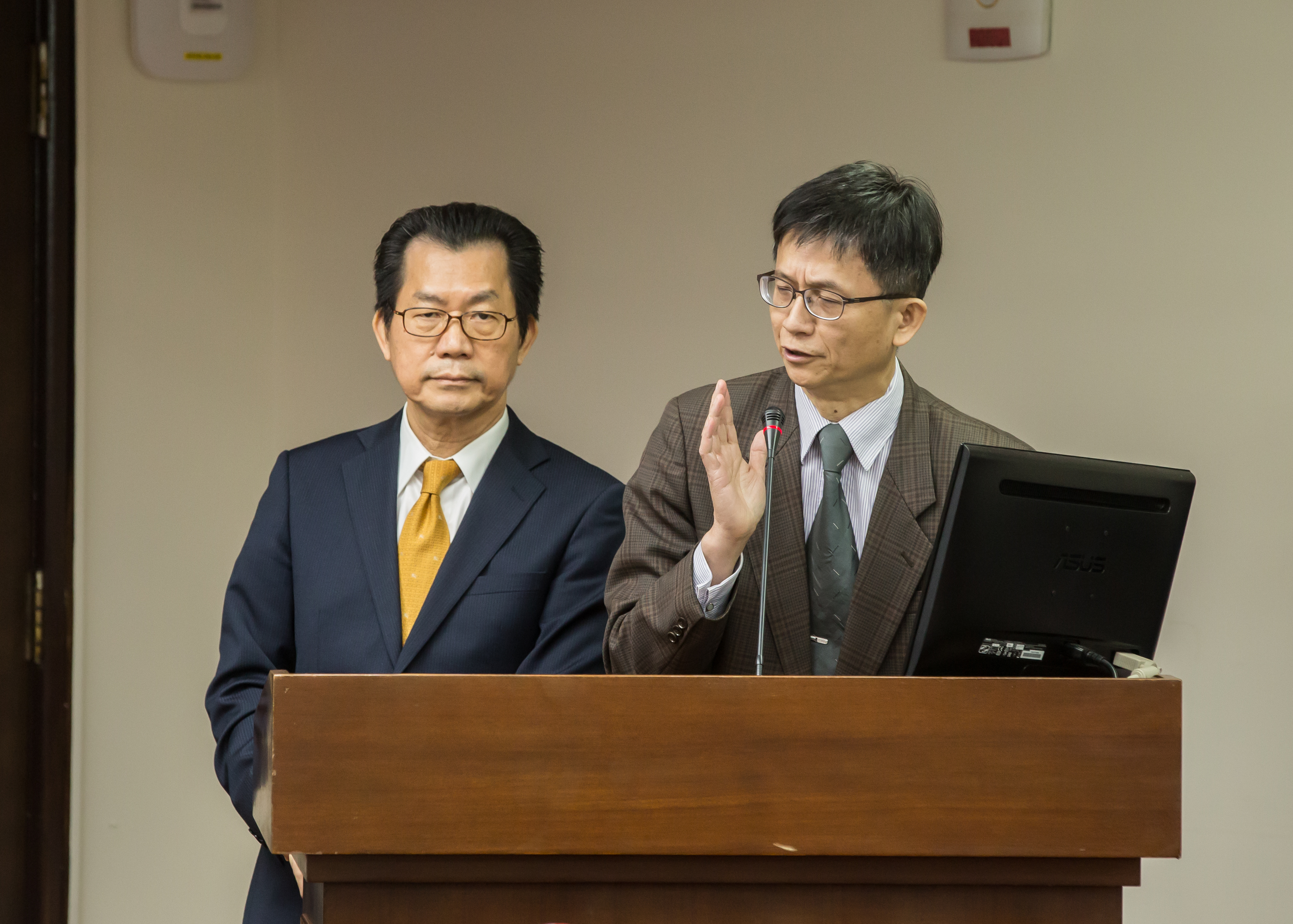 環保署副署長詹順貴（右）在臉書發聲明表示請辭，儘管署長李應元（左）拒收辭呈，他仍辭意甚堅。