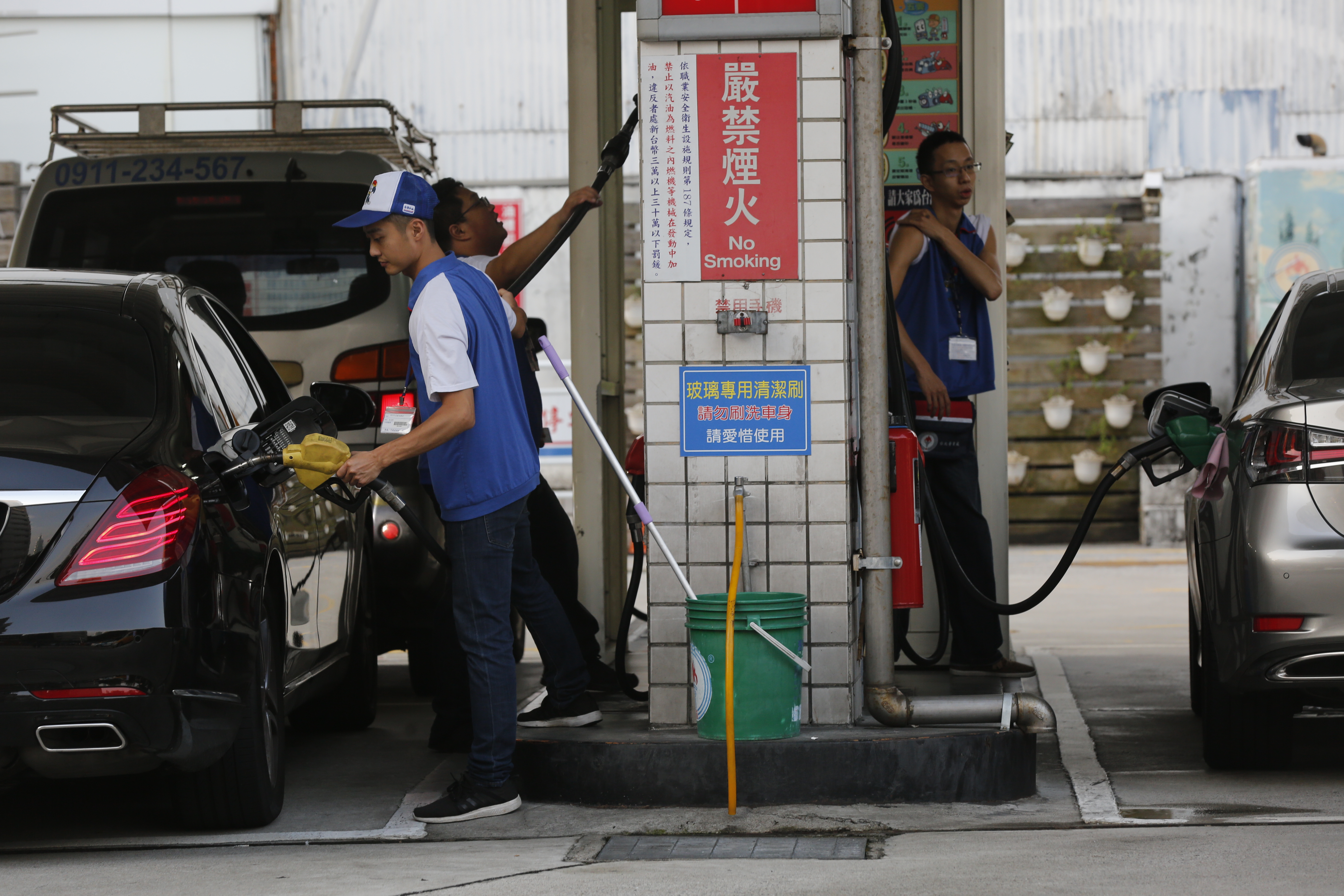 中油宣布從8日起油價凍漲至年底，且以現行價格為上限，95無鉛汽油每公升「天花板」價為31.5元。