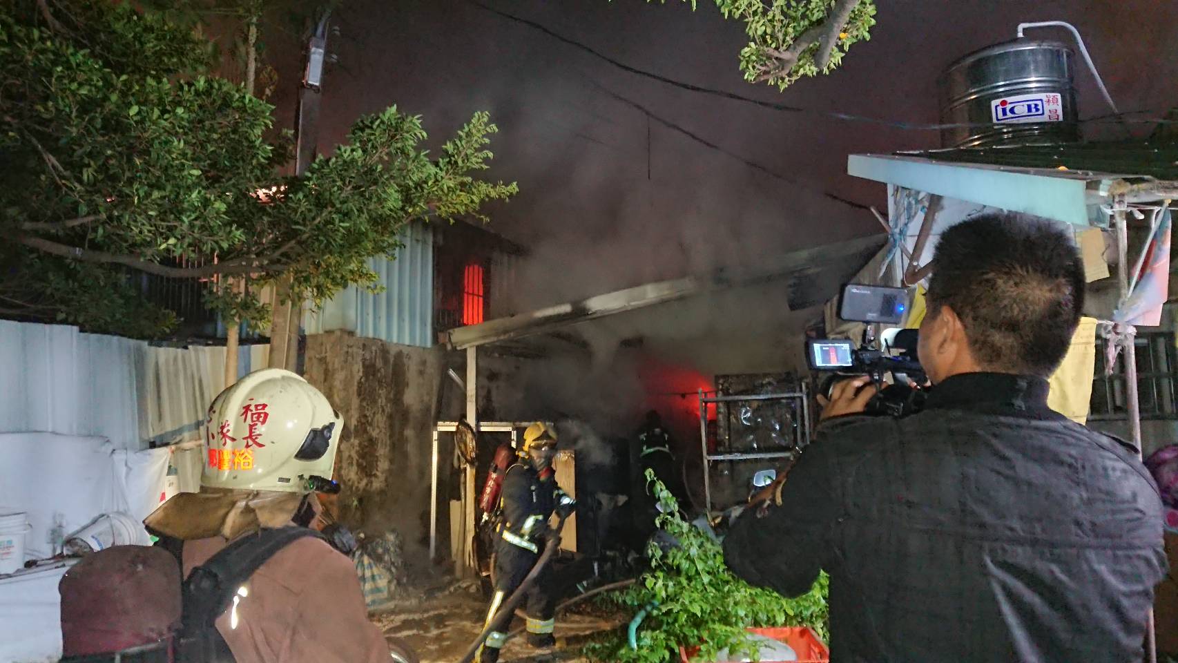 新莊三合院民房今清晨突然起火，11歲男童受困其中。（翻攝畫面）