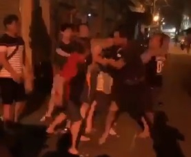 屢收到罰單的社區居民難掩怒火，暴打檢舉人。（翻攝網路）