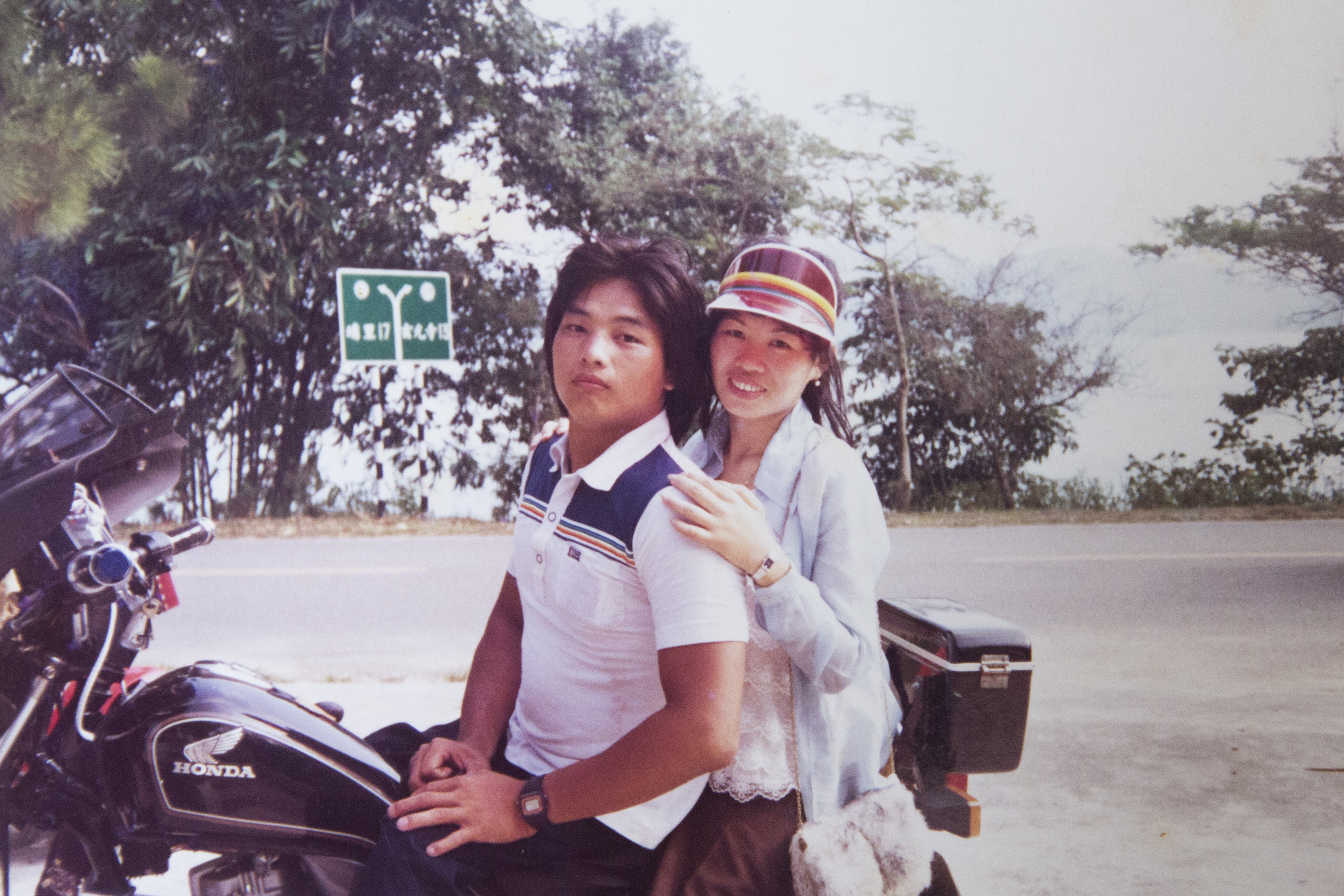 歐陽俊雄雖然小兒麻痺行動不便，但個性活潑好動，22歲時，為了追求女生還特別買了機車，載著當時的女友劉美竹出遊。（歐陽俊雄提供）