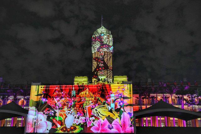 今年國慶光雕一共演出6天，民眾可趁好天氣前往凱達格蘭大道觀賞。（總統府提供）