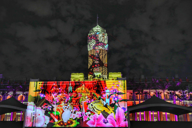 今年國慶光雕一共演出6天,民眾可趁好天氣前往凱達格蘭大道觀賞。(總統府提供)