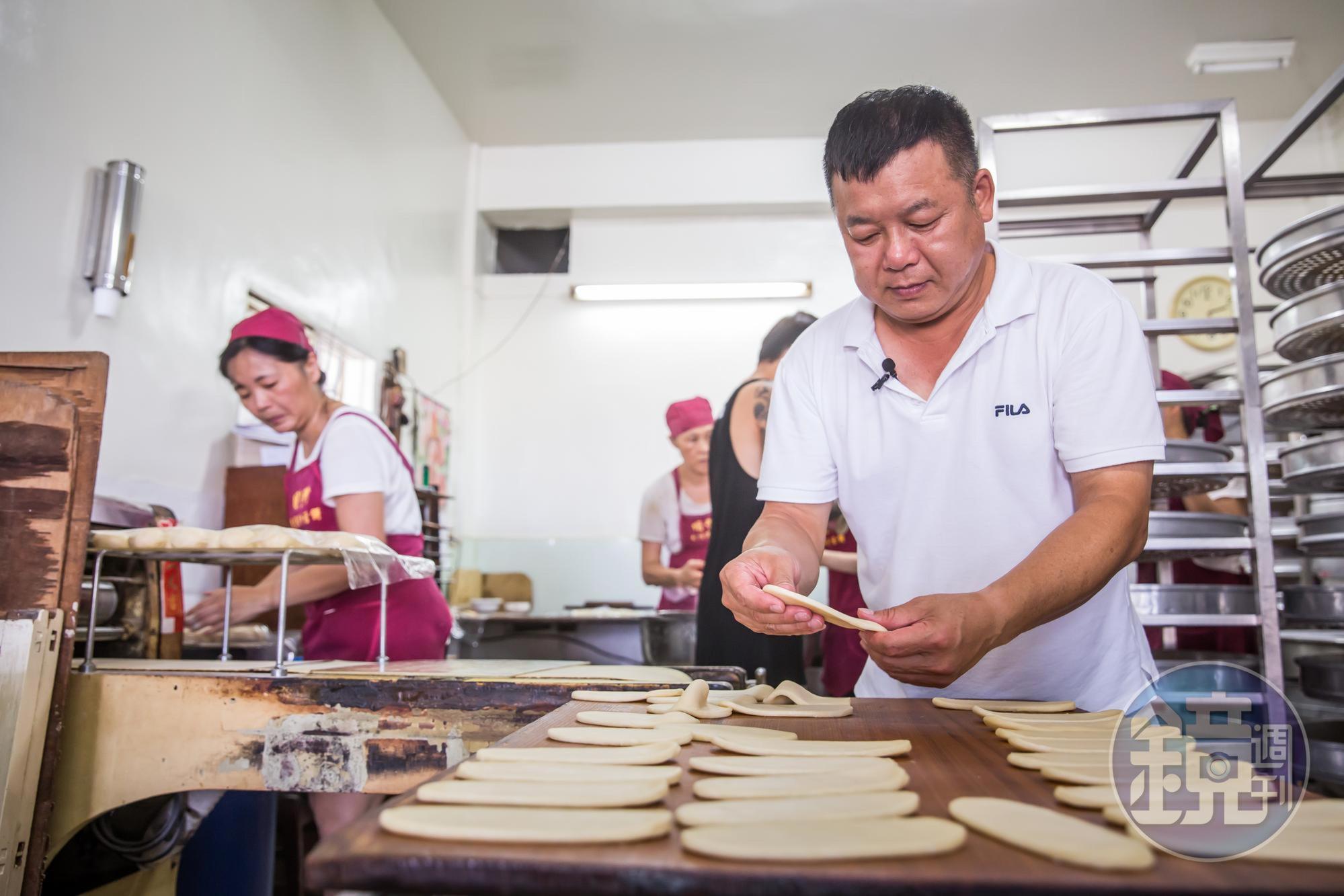 蘇正興（中）29年前臨危接下明豐珍兔仔寮牛舌餅家業，至今仍保留純手工製作流程。