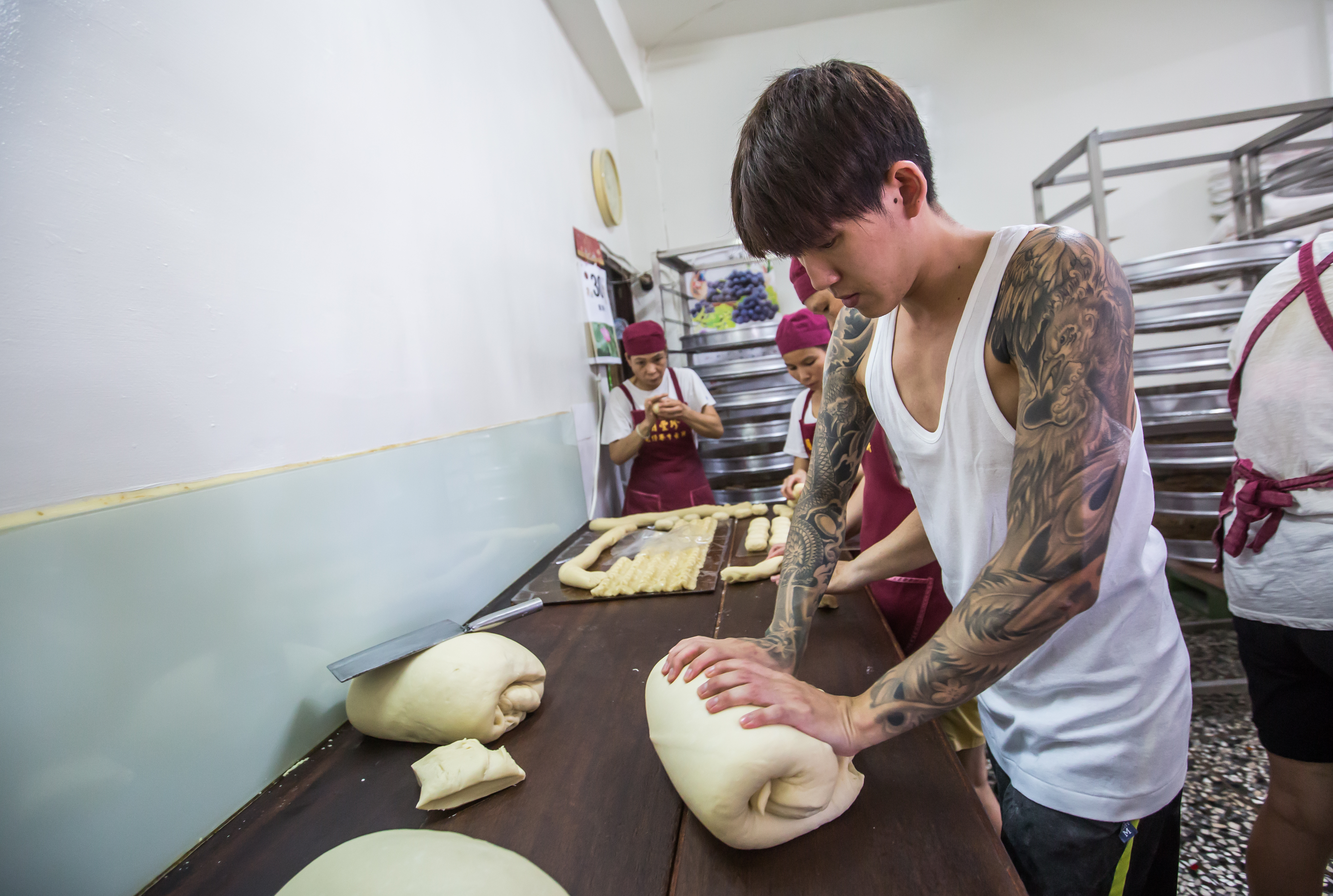 為防家業外流，和麵揉麵等核心工作只有蘇家人才能經手，長子蘇志偉凌晨3點就得起床備料。