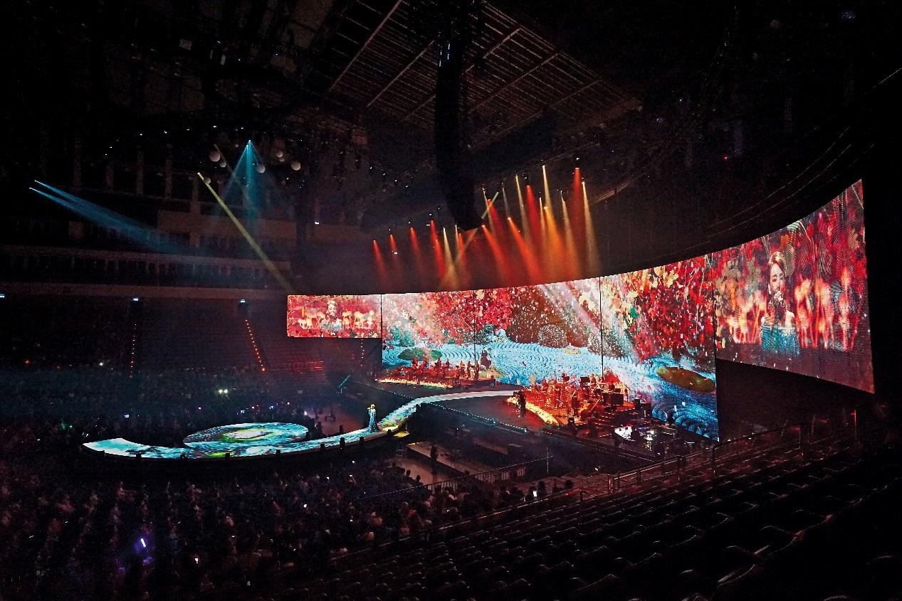 NAKED Inc首次與海外流行音樂合作，擔任辛曉琪台北演唱會的光影藝術視覺製作。（馮建彰提供）