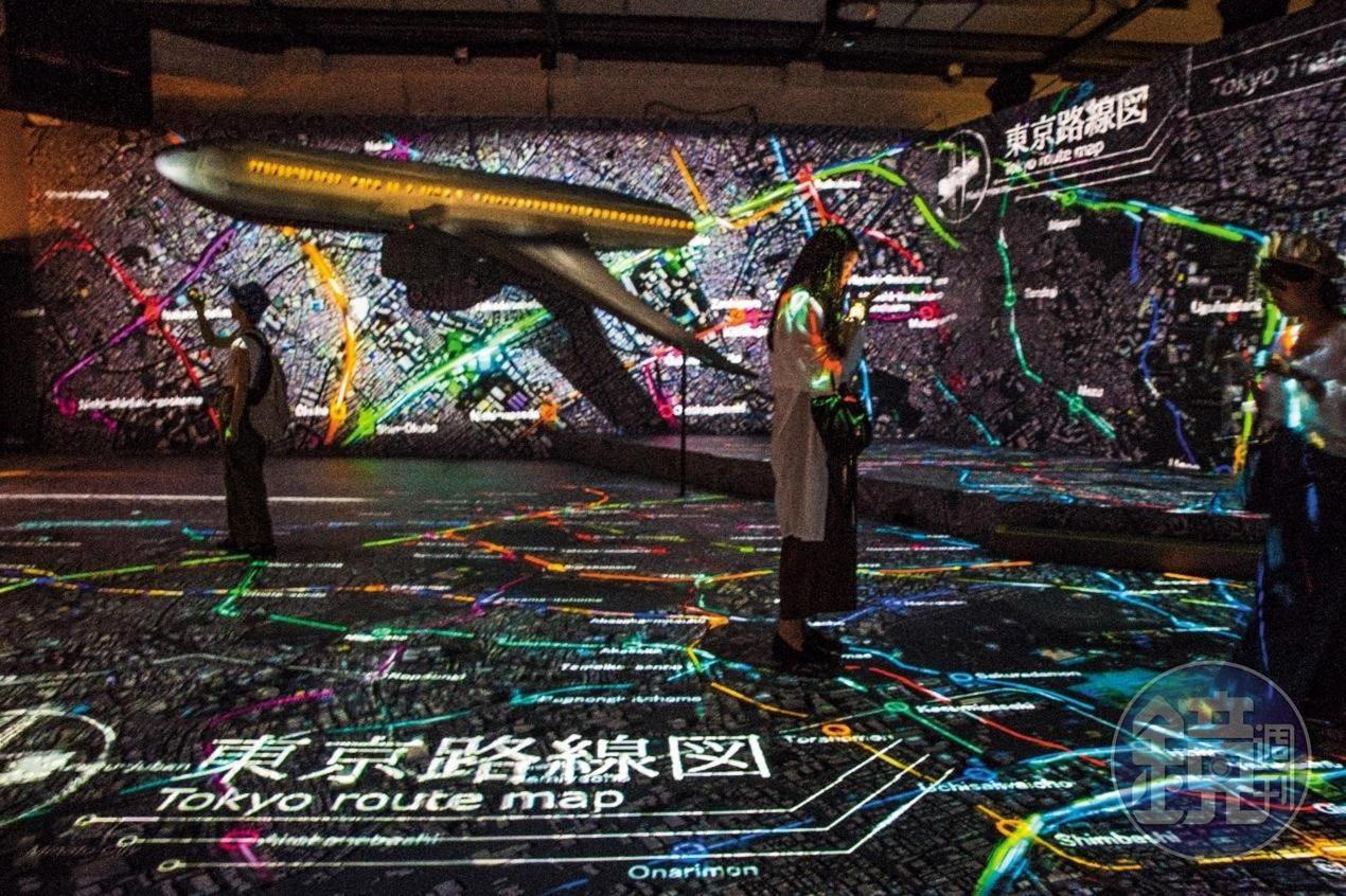 TOKYO ART CITY BY NAKED IN TAIPEI在台北華山展出,民眾入場玩自拍,體驗光雕投影的酷炫效果。