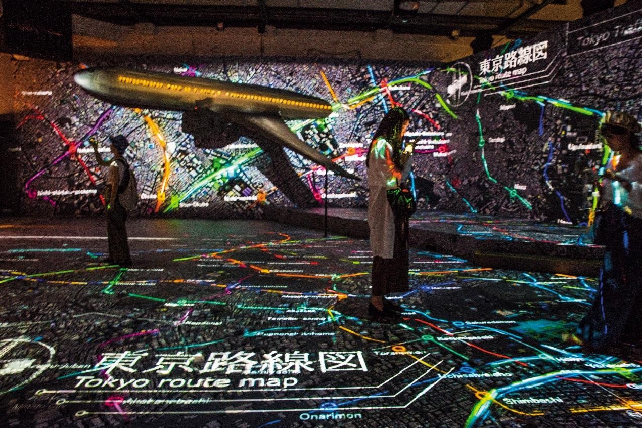 TOKYO ART CITY BY NAKED IN TAIPEI在台北華山展出，民眾入場玩自拍，體驗光雕投影的酷炫效果。