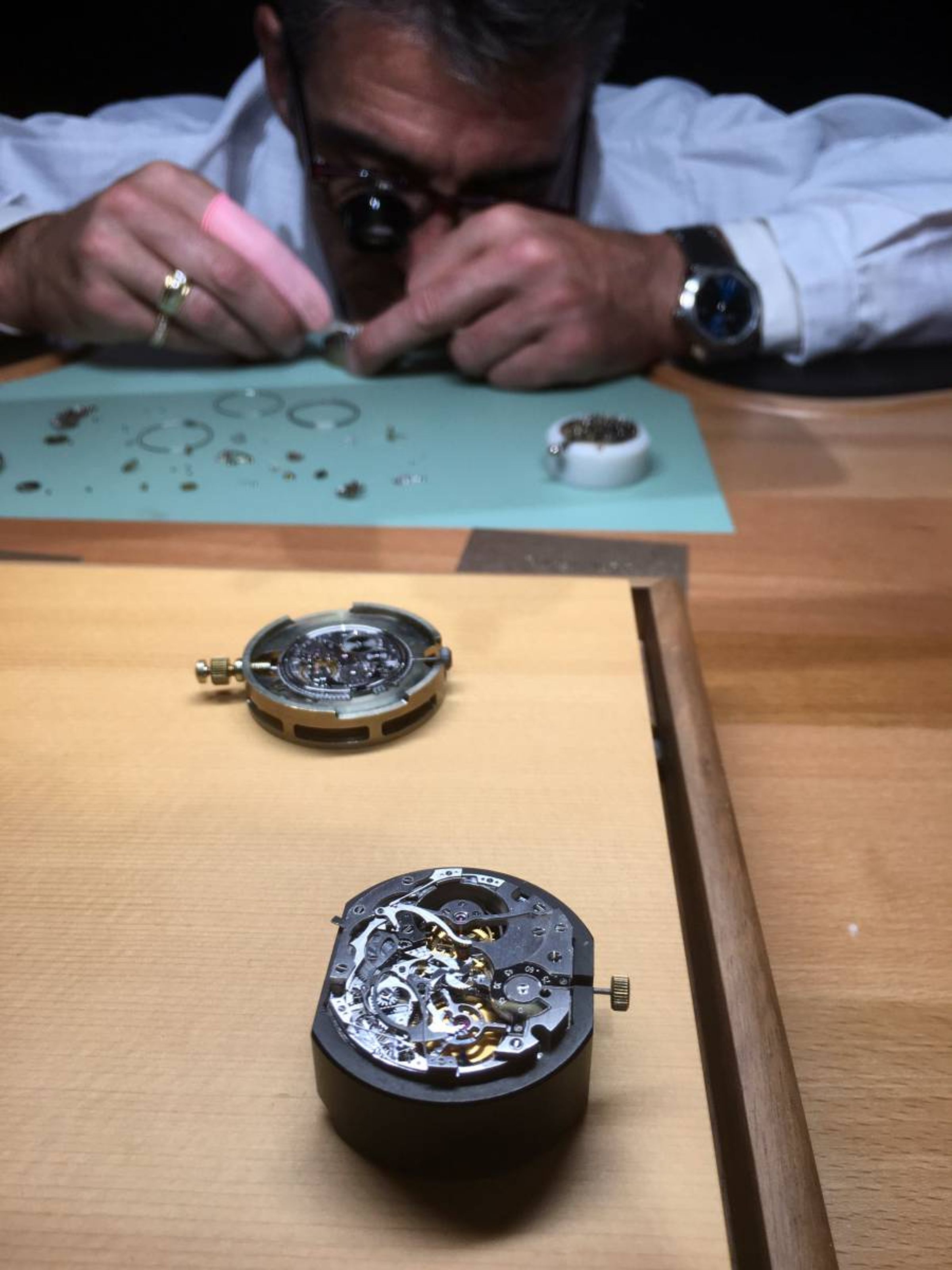 寶格麗在上海舉行複雜功能腕錶發表會，請到製錶大師現場示範大複雜三問錶與大自鳴錶機芯的組裝。