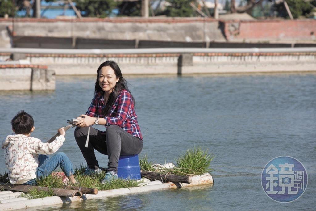 曾是每天化妝、噴香水的嬌嬌女，鍾瑩瑩而今多半素顏，她說，現在簡單生活，與侄子們在魚池悠閒划船，就覺得比去迪士尼還開心。