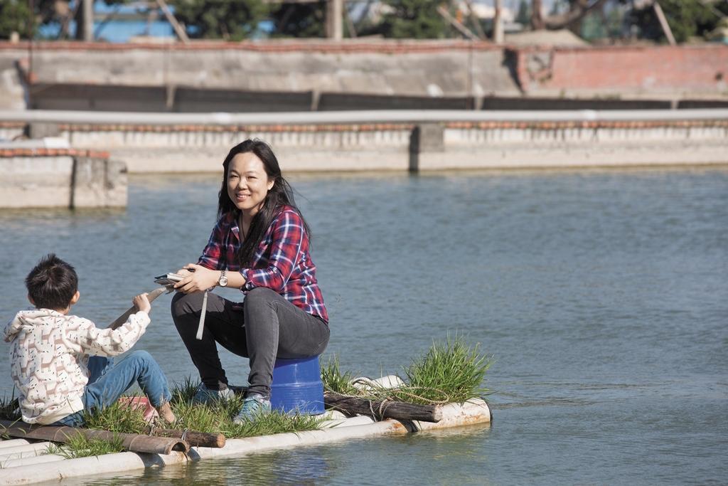 曾是每天化妝、噴香水的嬌嬌女,鍾瑩瑩而今多半素顏,她說,現在簡單生活,與侄子們在魚池悠閒划船,就覺得比去迪士尼還開心。