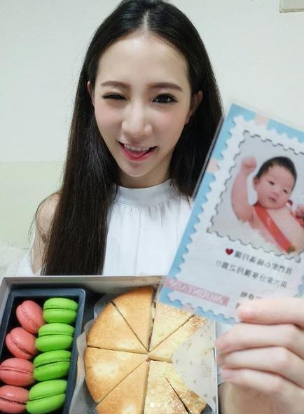 兒子「夏天」日前滿月,林采緹和網友分享挑選彌月蛋糕,沉浸在初為人母的喜悅中。(翻攝自林采緹IG)