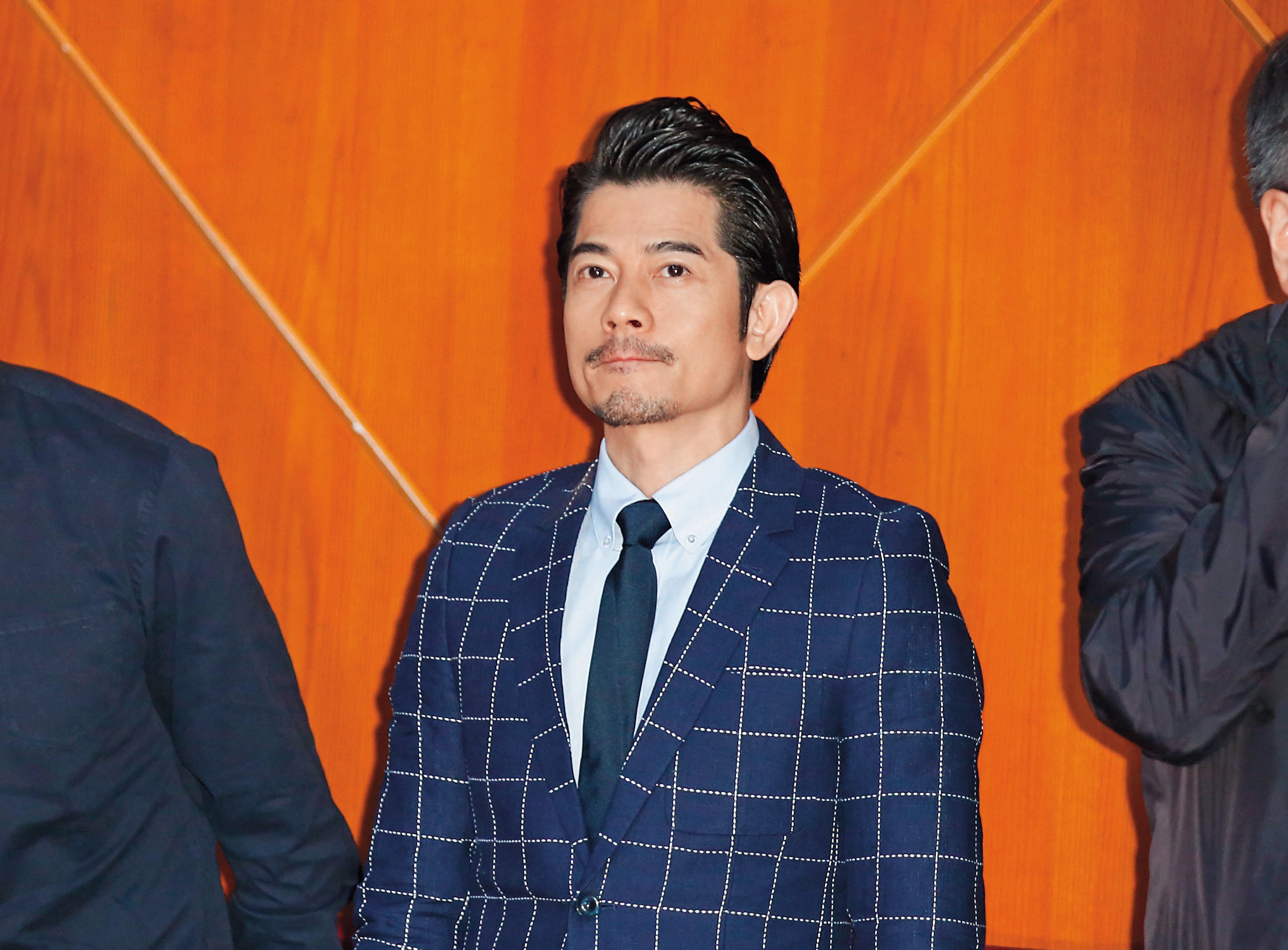 感覺很不入世的郭富城若有所思，而且臉很繃很繃，也算是一種駐顏有術。