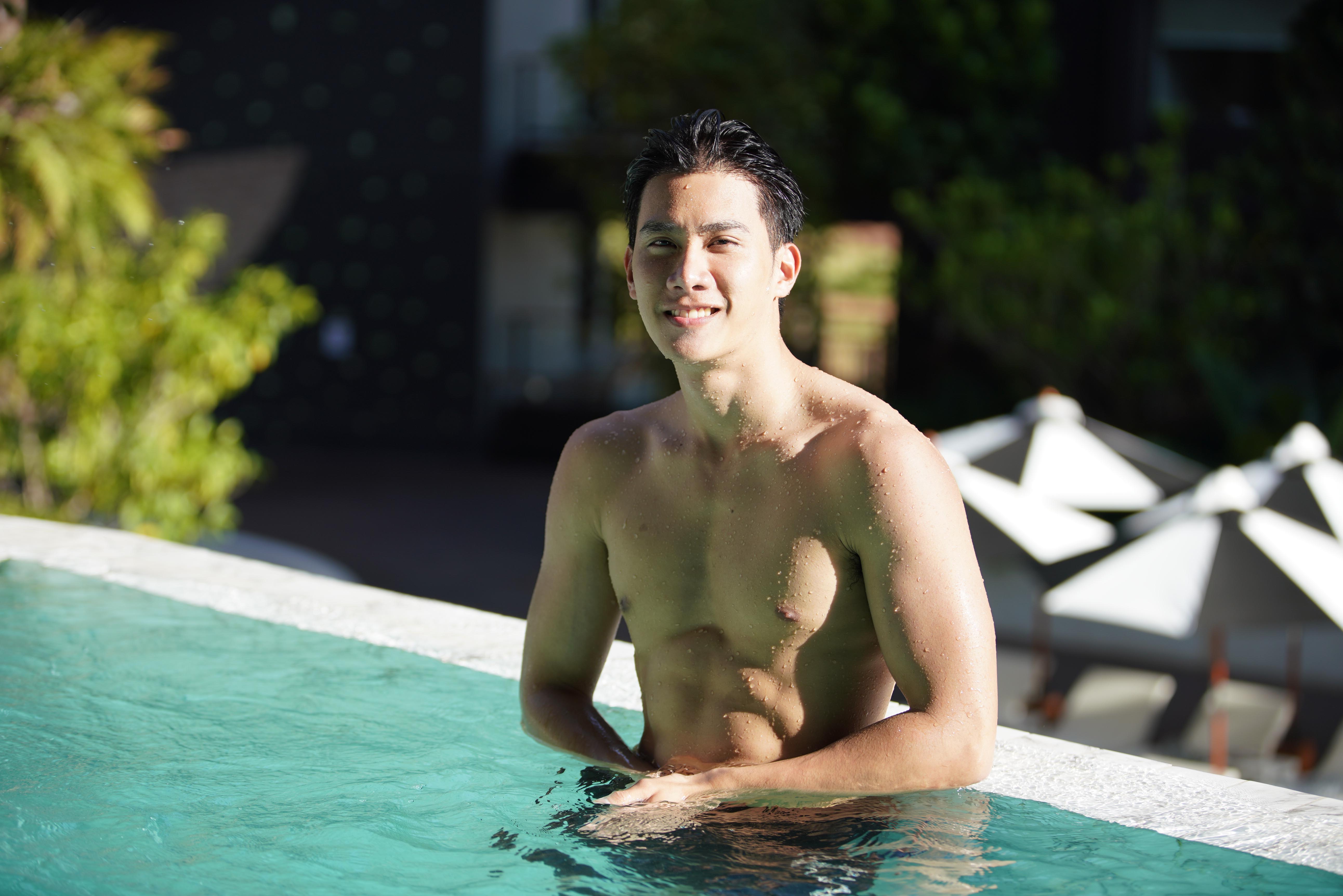 Tul在泰國BL劇《醉後愛上你2》中經常坦胸露乳展「肌」情。（CHOCO TV提供）