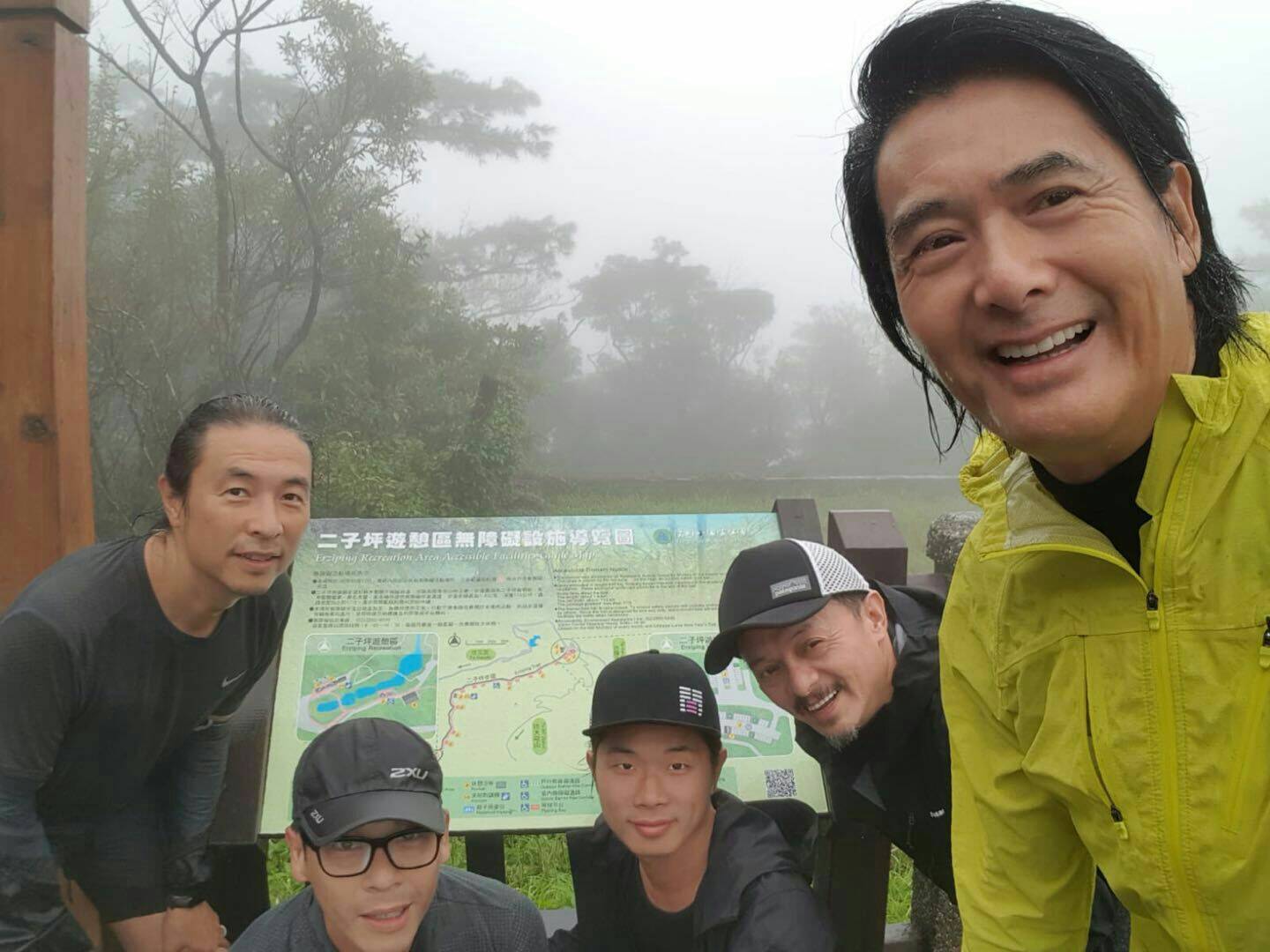 周潤發來台不忘晨跑，黃斌（後右一）也是被發哥拖下水慢跑的鐵咖之一。（双喜提供）