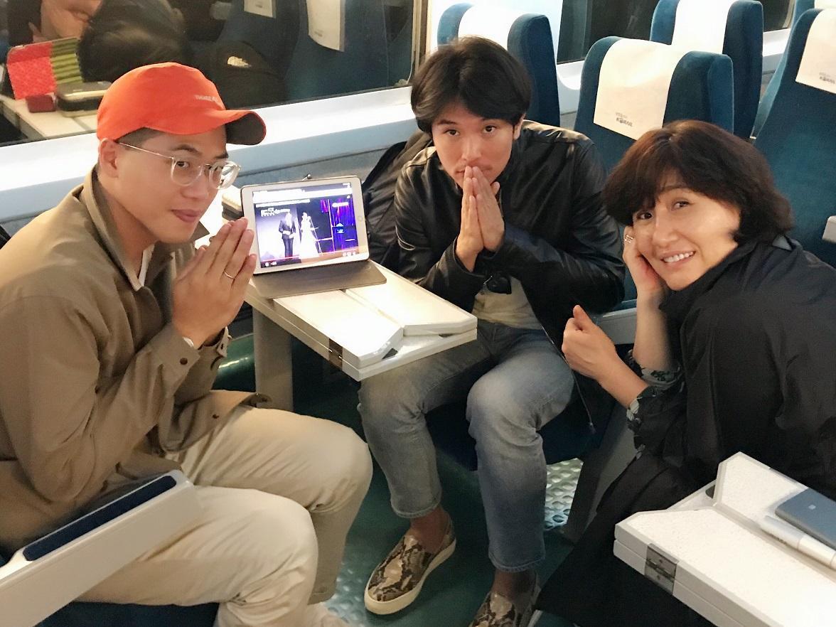 導演許智彥(左起)、邱澤、導演徐譽庭因碰上颱風,無法搭上直飛航班,只好改搭高鐵前往釜山,一路上還收看金鐘獎。(親愛的工作室提供)