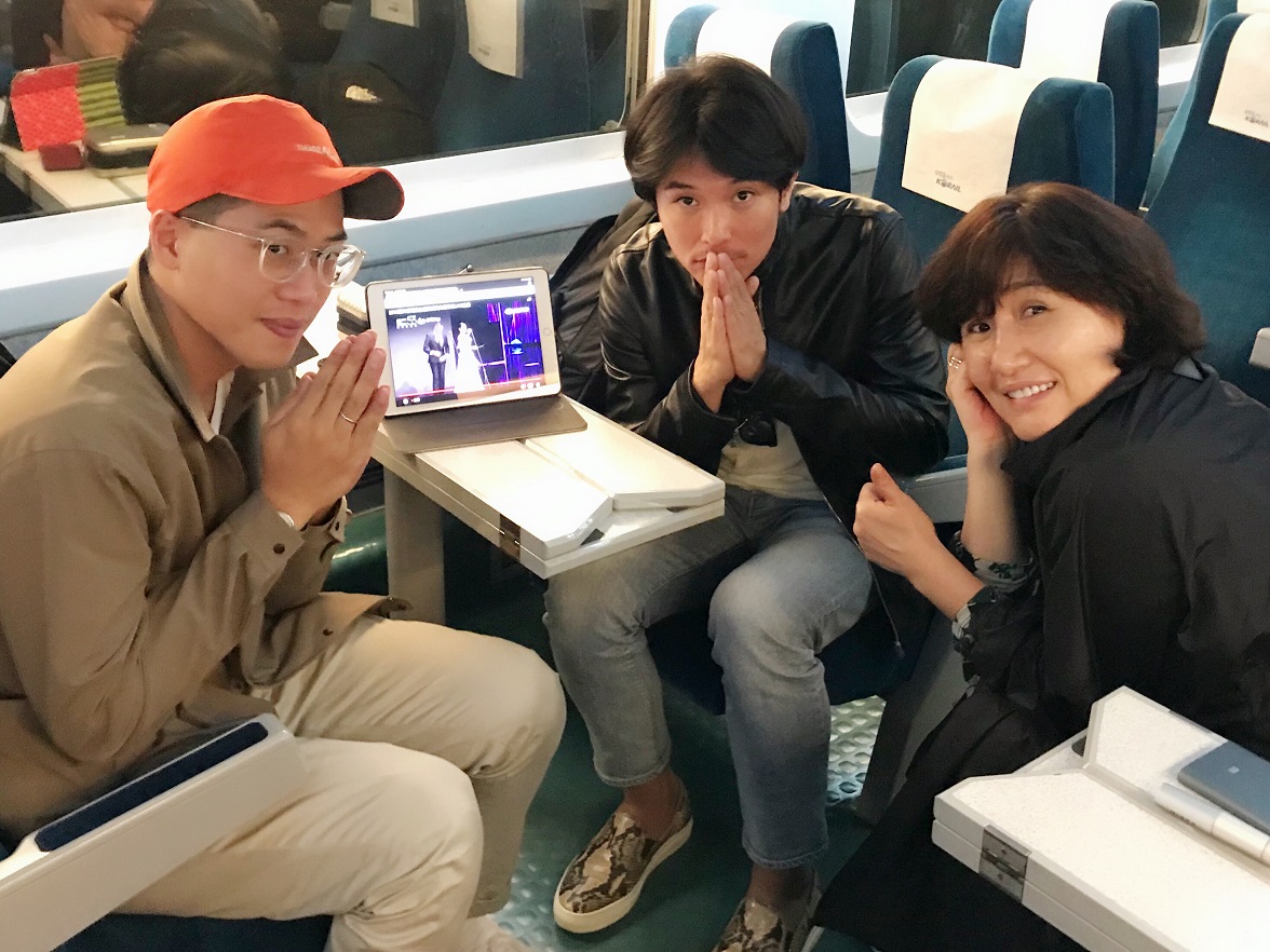 導演許智彥（左起）、邱澤、導演徐譽庭因碰上颱風，無法搭上直飛航班，只好改搭高鐵前往釜山，一路上還收看金鐘獎。（親愛的工作室提供）