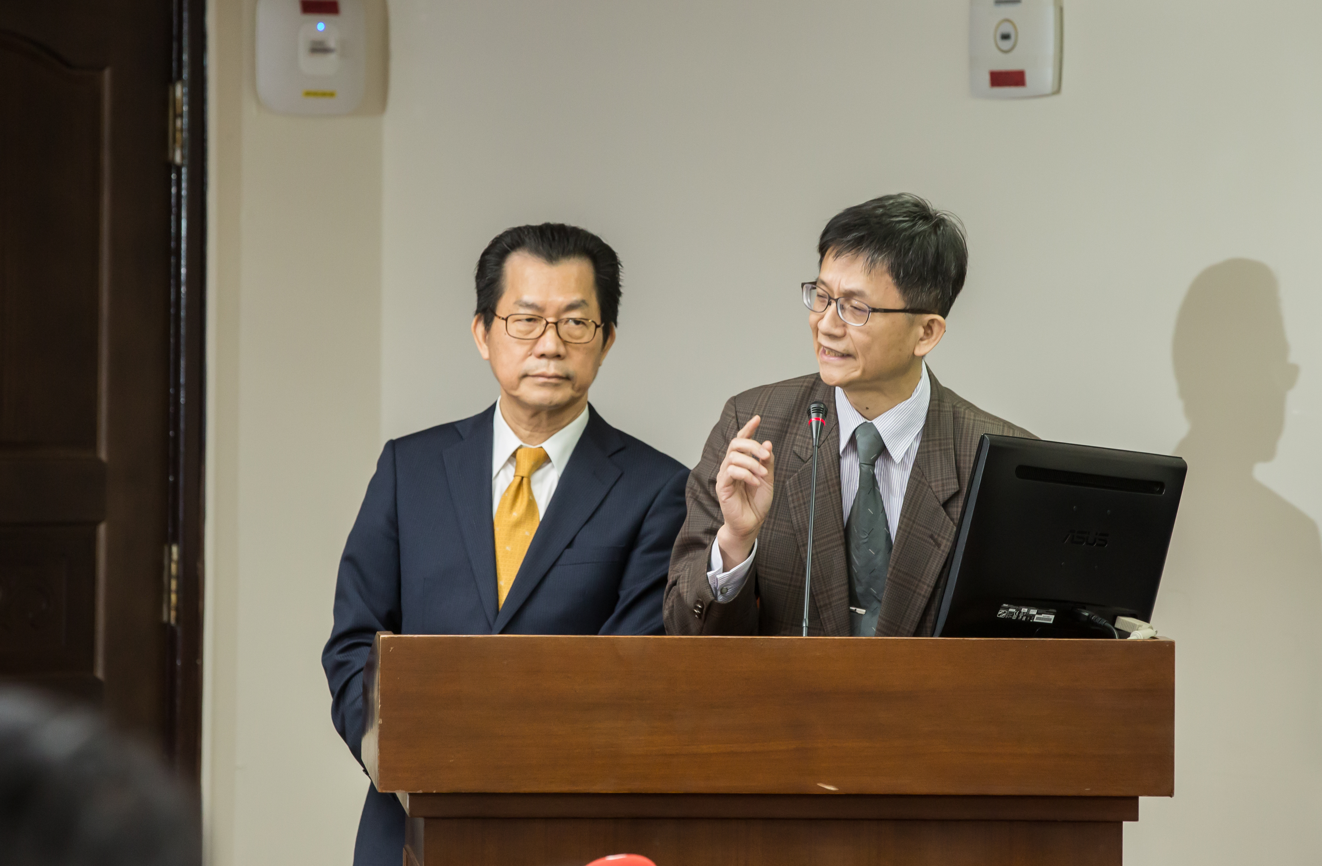 環保署副署長詹順貴（右）發表請辭聲明後，環評大會在環保署長李應元（左）裁決下，進行表決通過。