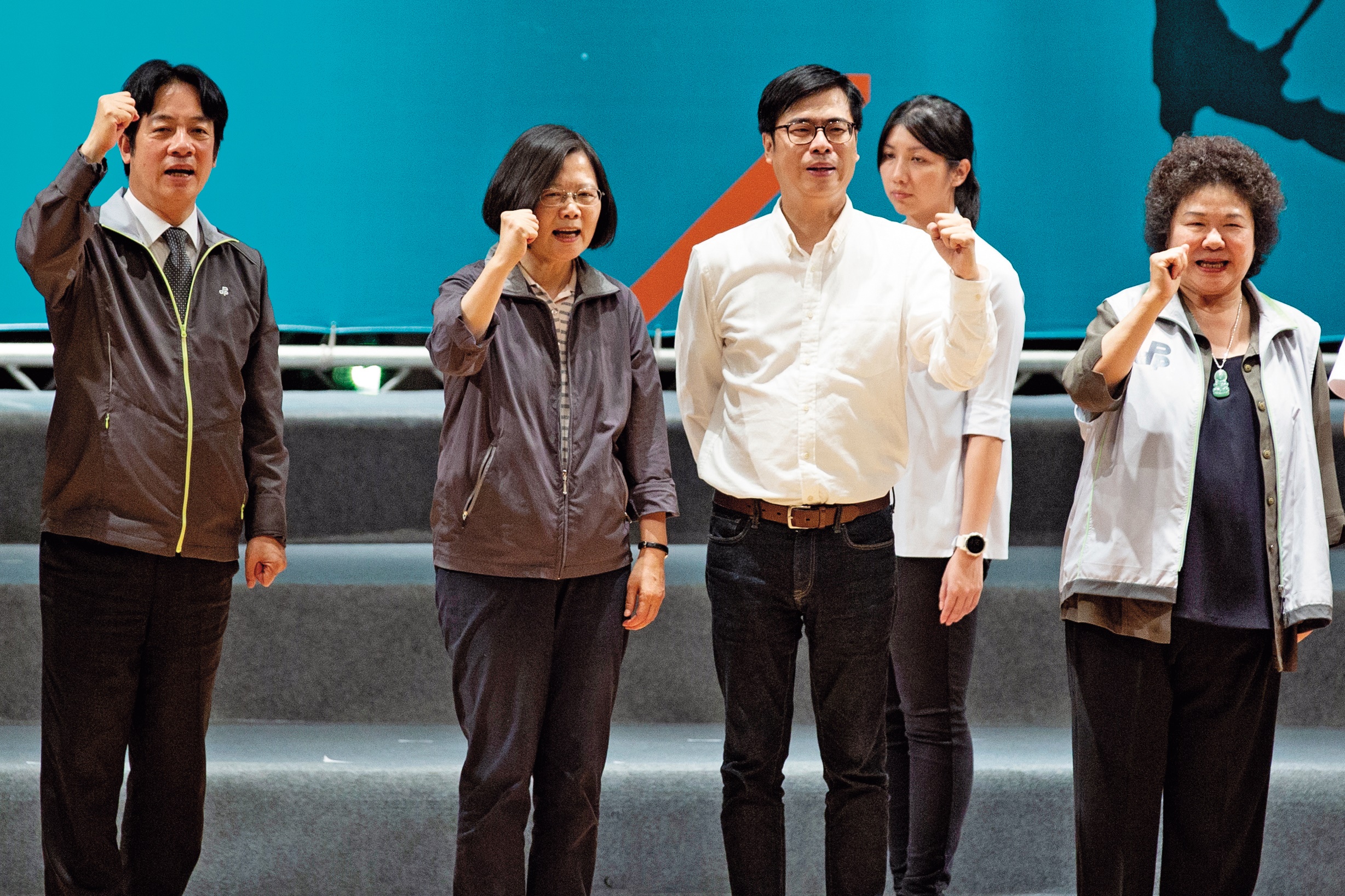 總統蔡英文（左2）、行政院長賴清德（左1）、總統府祕書長陳菊（右1）被視為年底選戰輔選鐵三角。