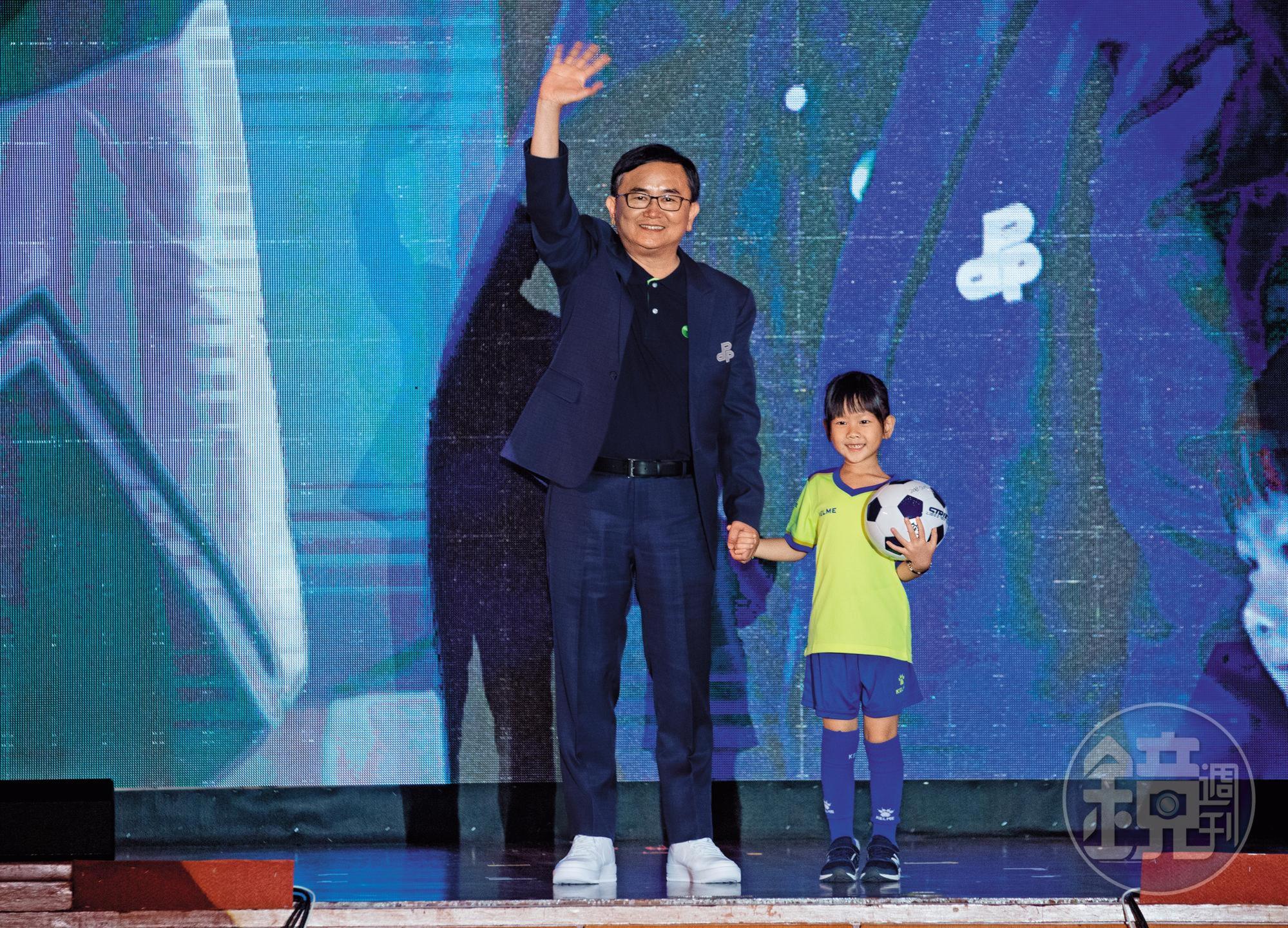 洪耀福評估民進黨台東縣長參選人劉櫂豪（左），有機會讓綠營在後山首度插旗。
