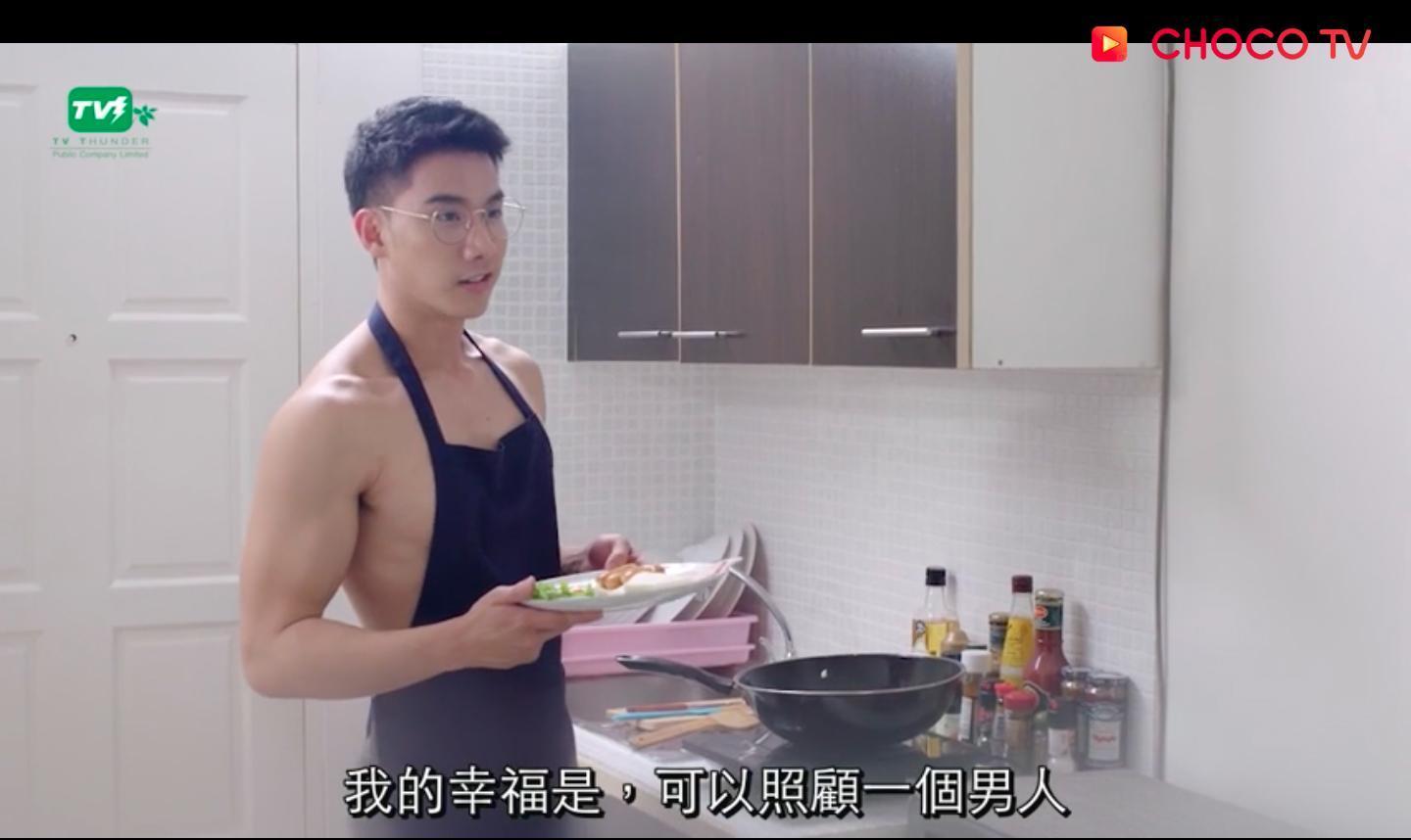 泰BL劇《醉後愛上你2》首集中，Knock（Tul飾）便以性感大廚現身，展現好身材。（CHOCO TV提供）