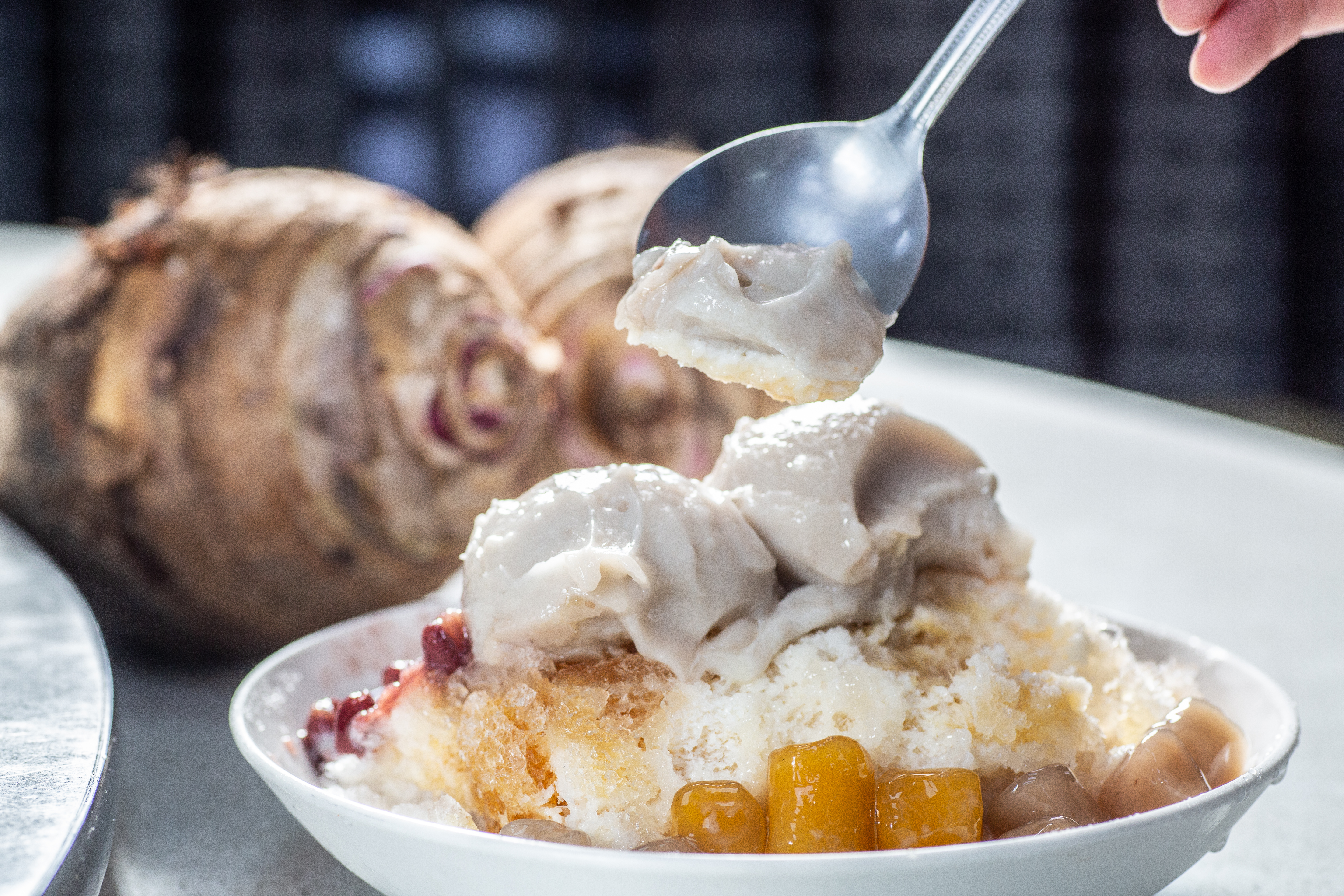 「三層樓芋頭餐館」最受遊客歡迎的是這道冰品「芋泥雙胞胎」。（100元／份）