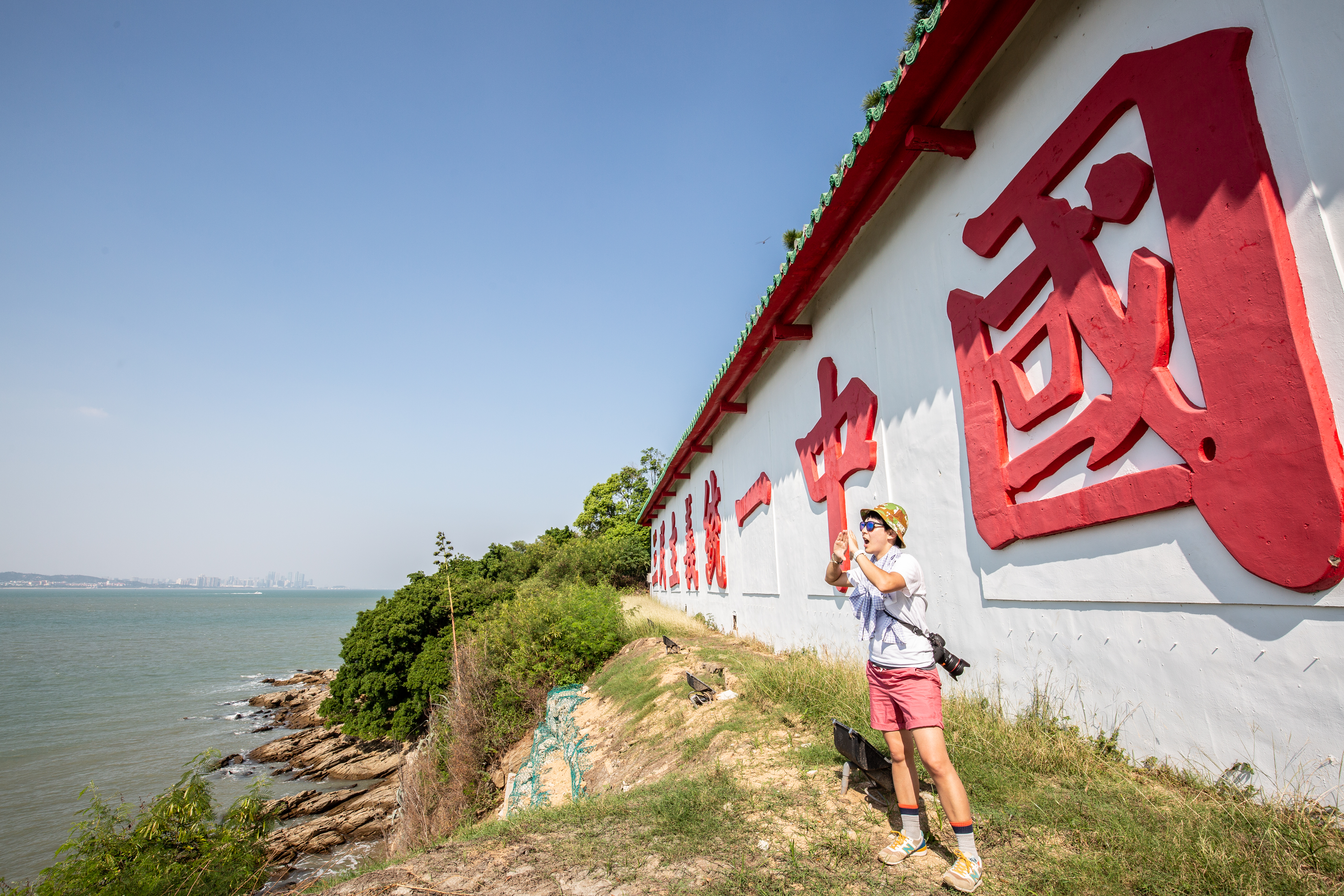 峭壁上的「三民主義統一中國」心戰牆，吸引許多中國遊客專程搭船來看。