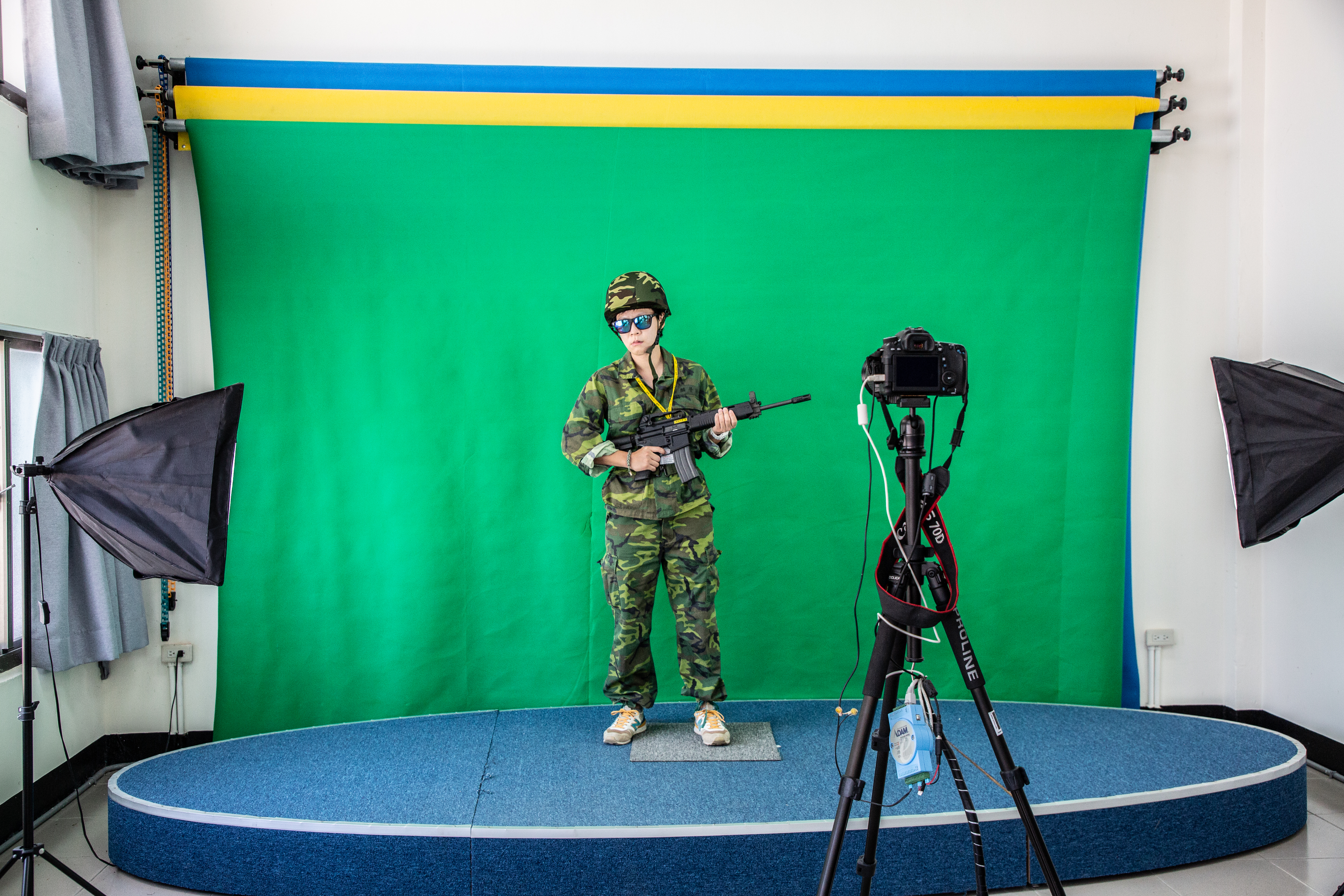 體驗射擊前可換上迷彩服，拍照起來更逼真。