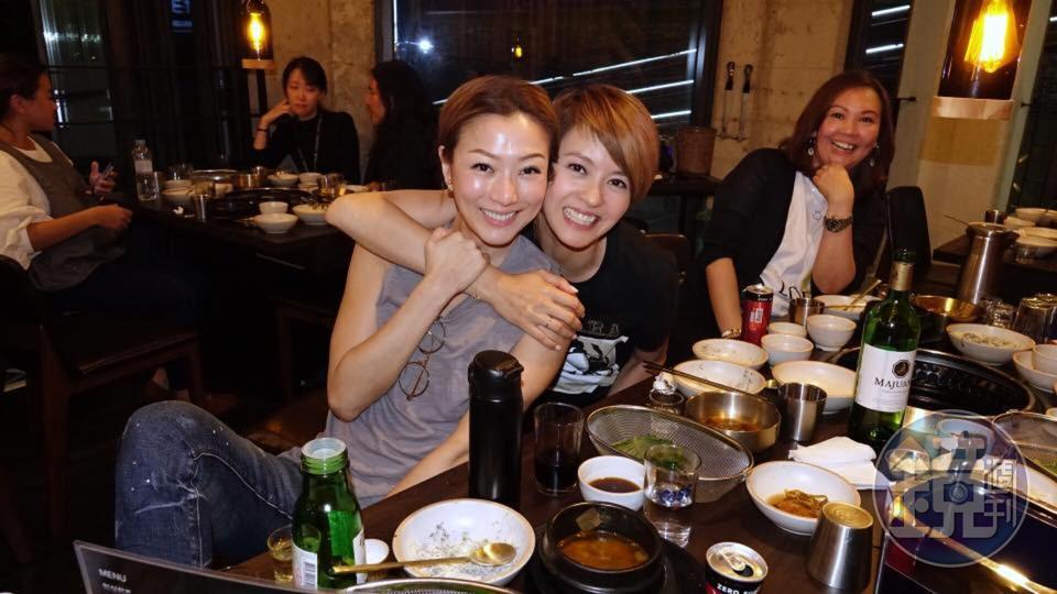 鄭秀文與梁詠琪為電影《八個女人一台戲》出席第23屆釜山國際電影節,兩人工作之餘也不忘大吃大喝。(翻攝自鄭秀文臉書)