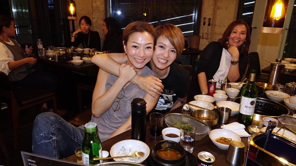 鄭秀文與梁詠琪為電影《八個女人一台戲》出席第23屆釜山國際電影節，兩人工作之餘也不忘大吃大喝。（翻攝自鄭秀文臉書）