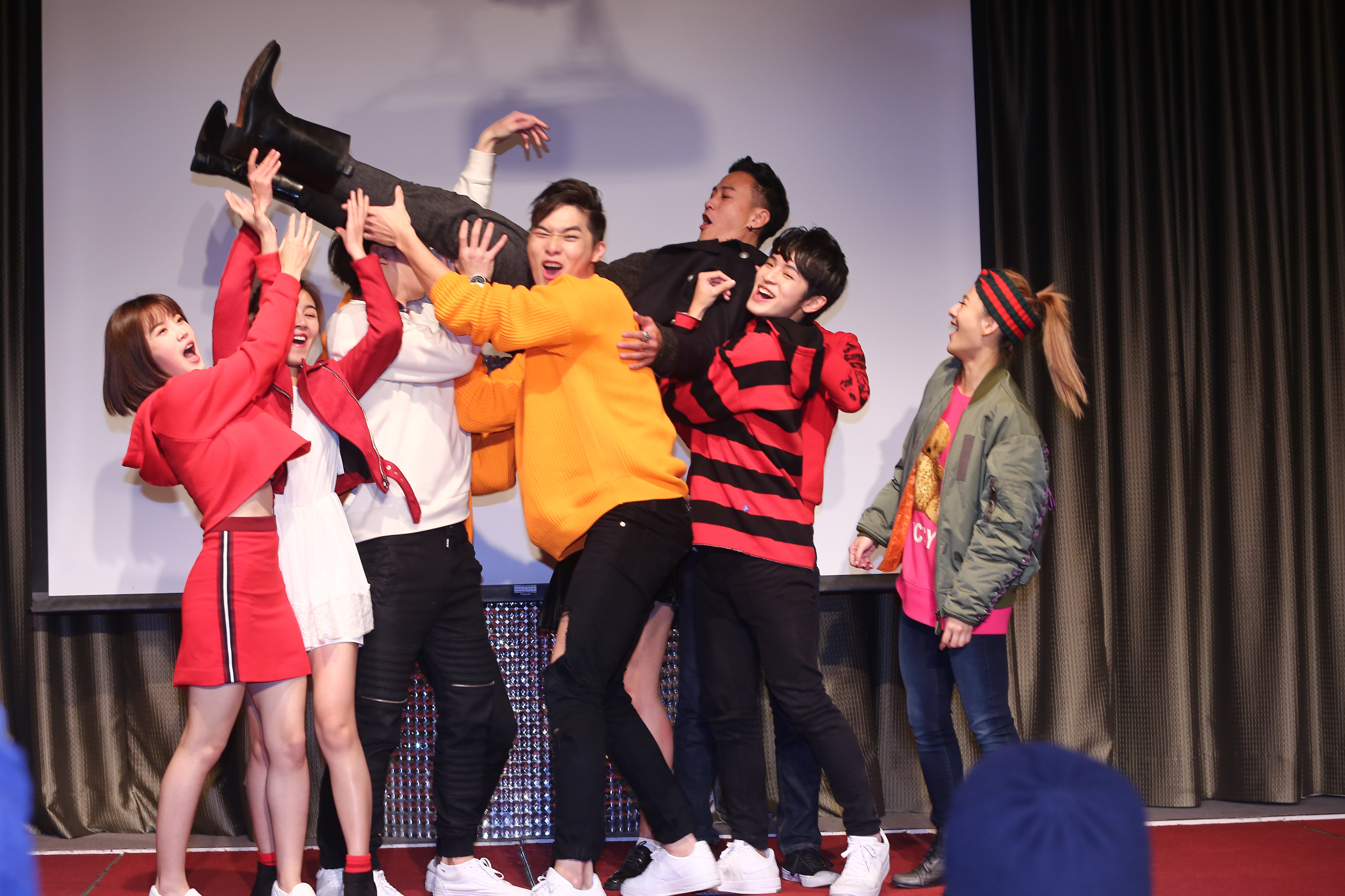 何潤東奪下戲劇節目導演金鐘獎，之前拍戲的辛苦與收視率數字的壓力，都在鍍金後化作滴滴甘露。