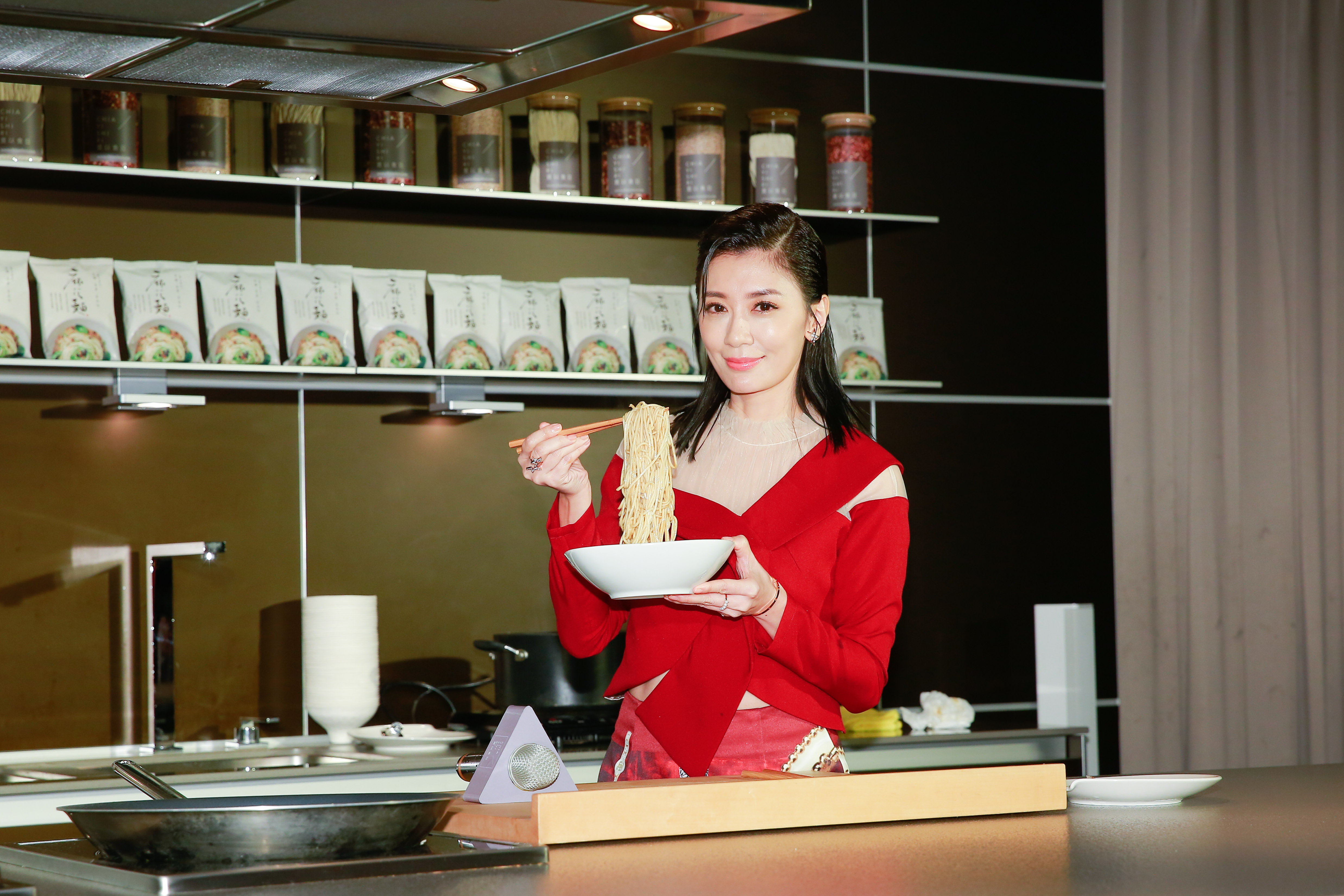 賈靜雯在記者會上現場煮麵給媒體享用。