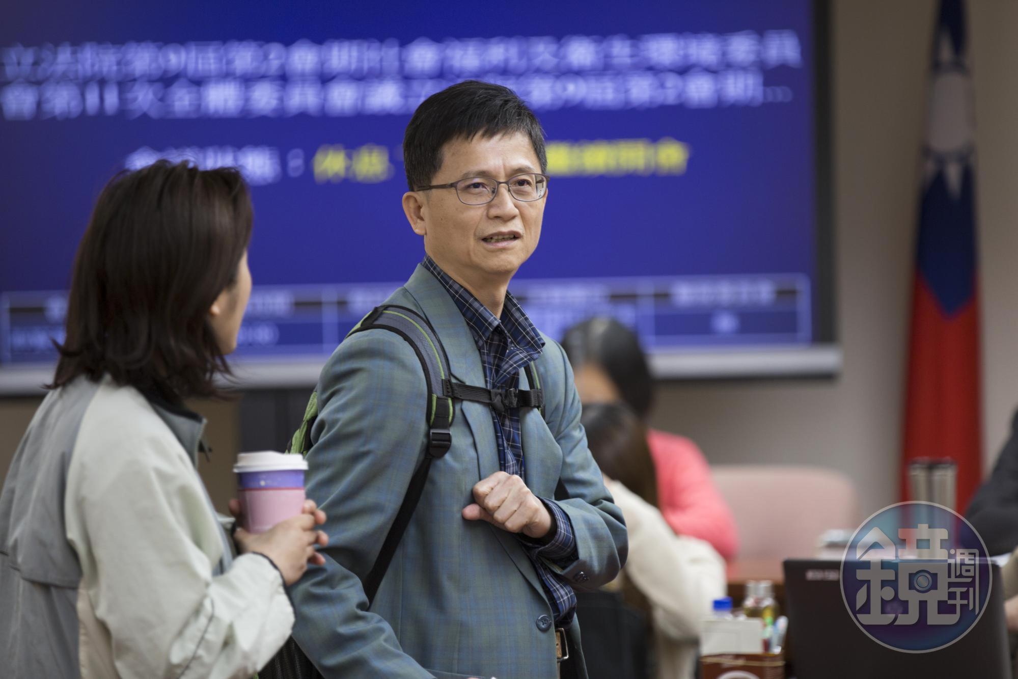 行政院表示，詹順貴在深澳電廠環差審查會中投下關鍵一票遭致批評，為避免他再度面對同樣的壓力，勉予同意請辭。