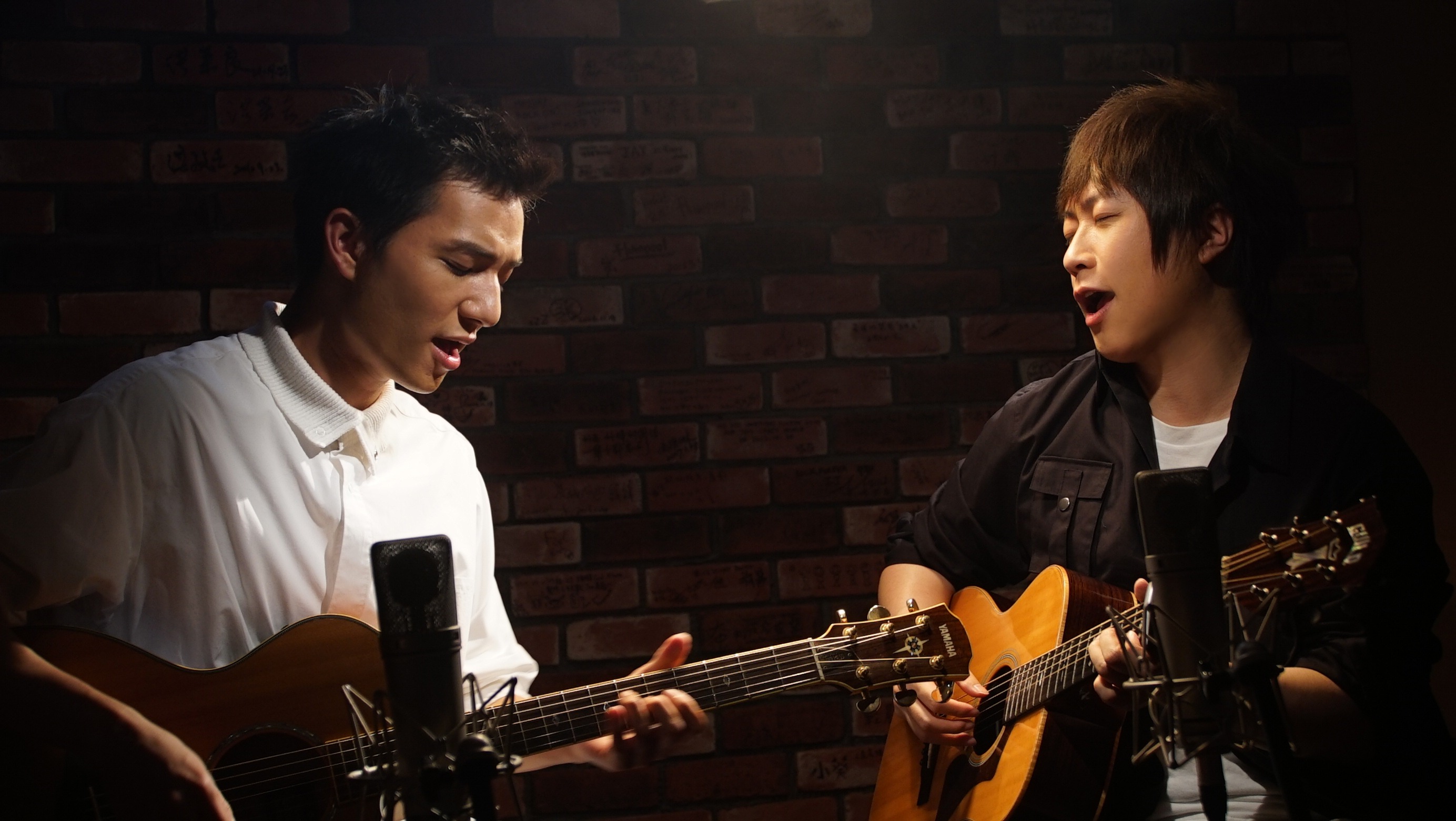 有阿信幫合唱又當伴奏，如今黃奕儒的自我質疑也少了些。（相信音樂）