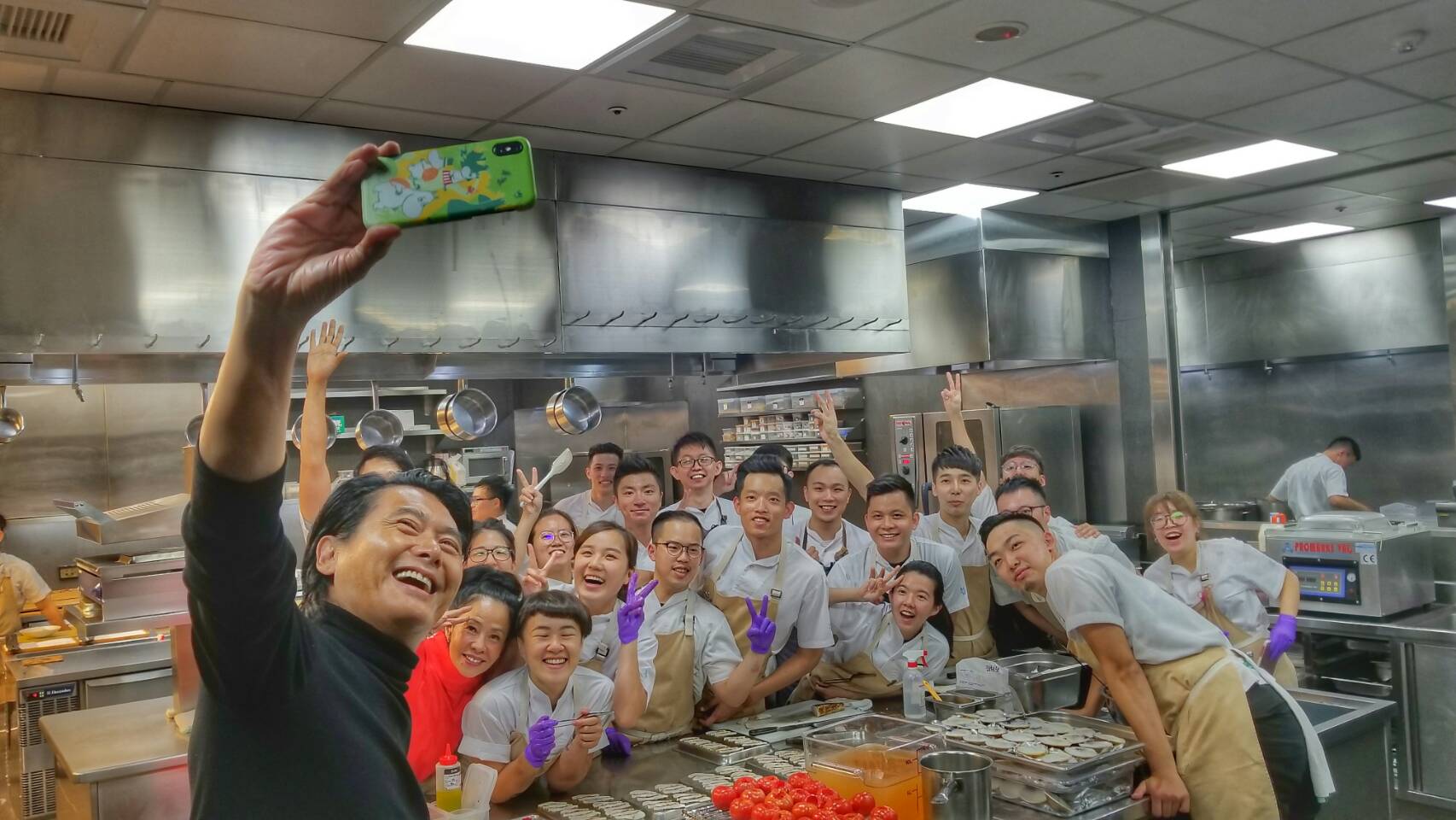 發哥中午前往名廚江振誠開設的RAW用餐，又開心與小廚師們自拍。（双喜提供）