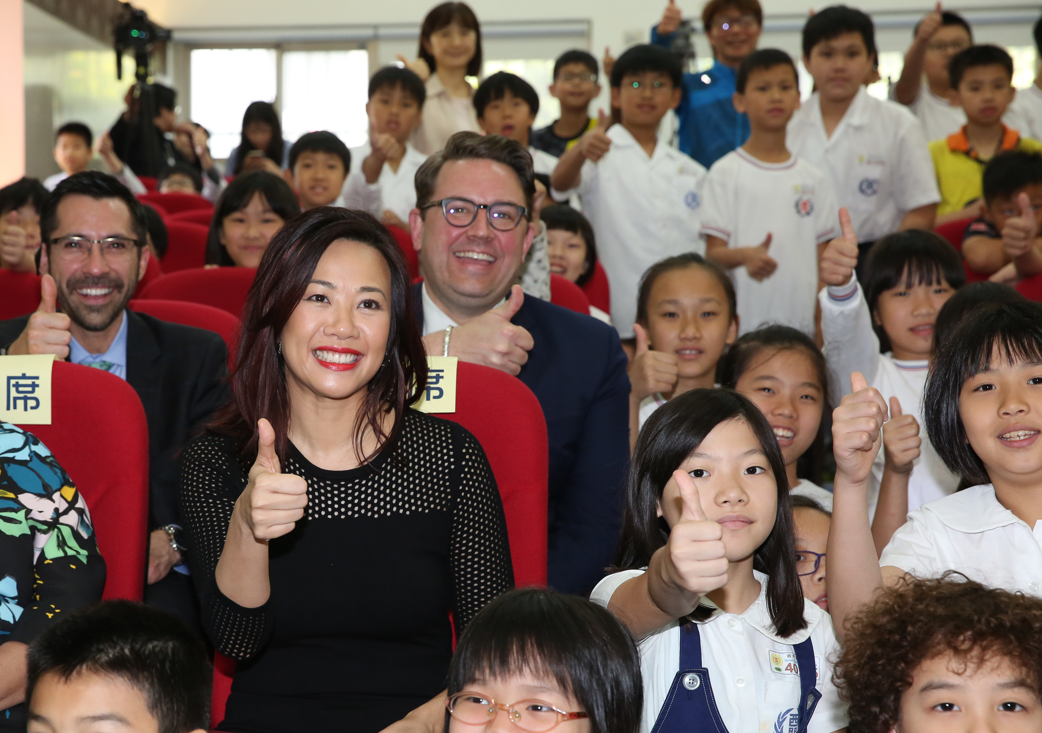 新光金大公主、新壽副總吳欣盈（黑衣者）找新光家第三代，一同參與網銀國家隊。