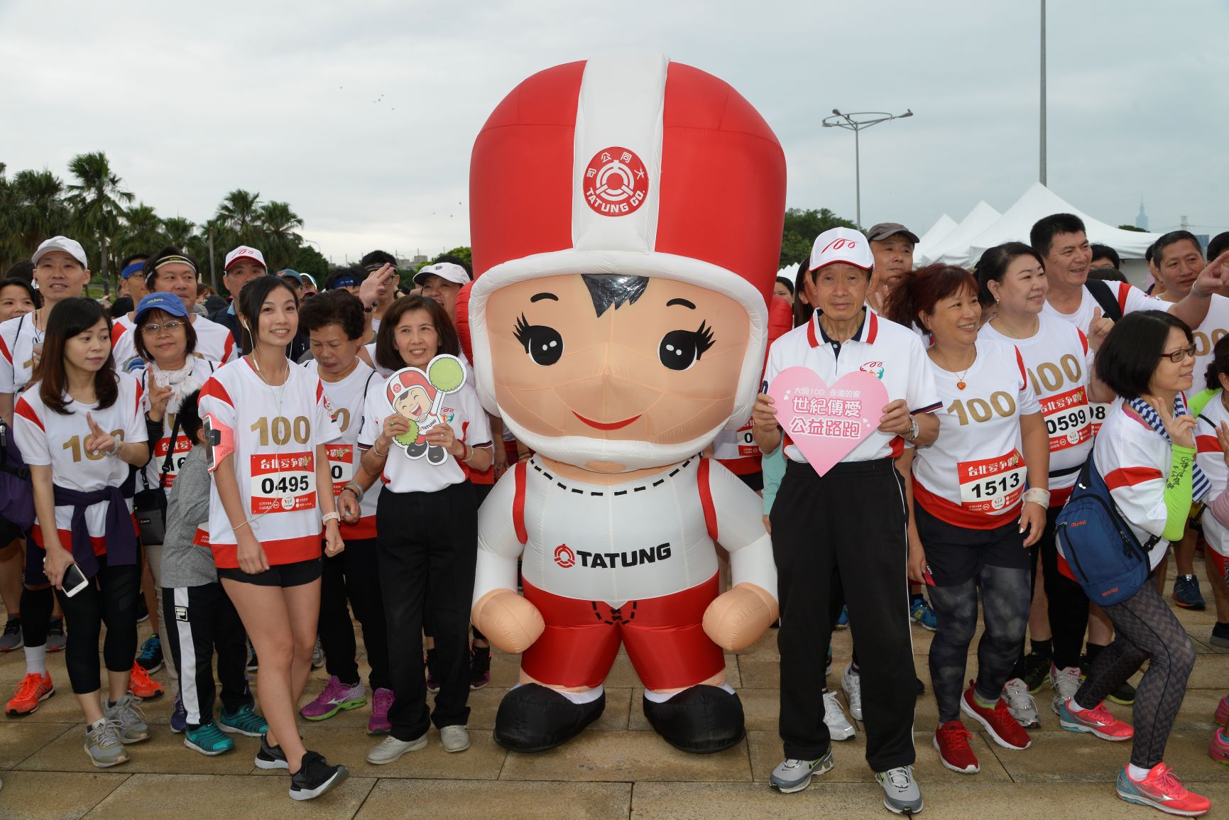 大同董事長林郭文艷與前董事長林蔚山鳴槍，和跑友一起開跑。（主辦單位提供）