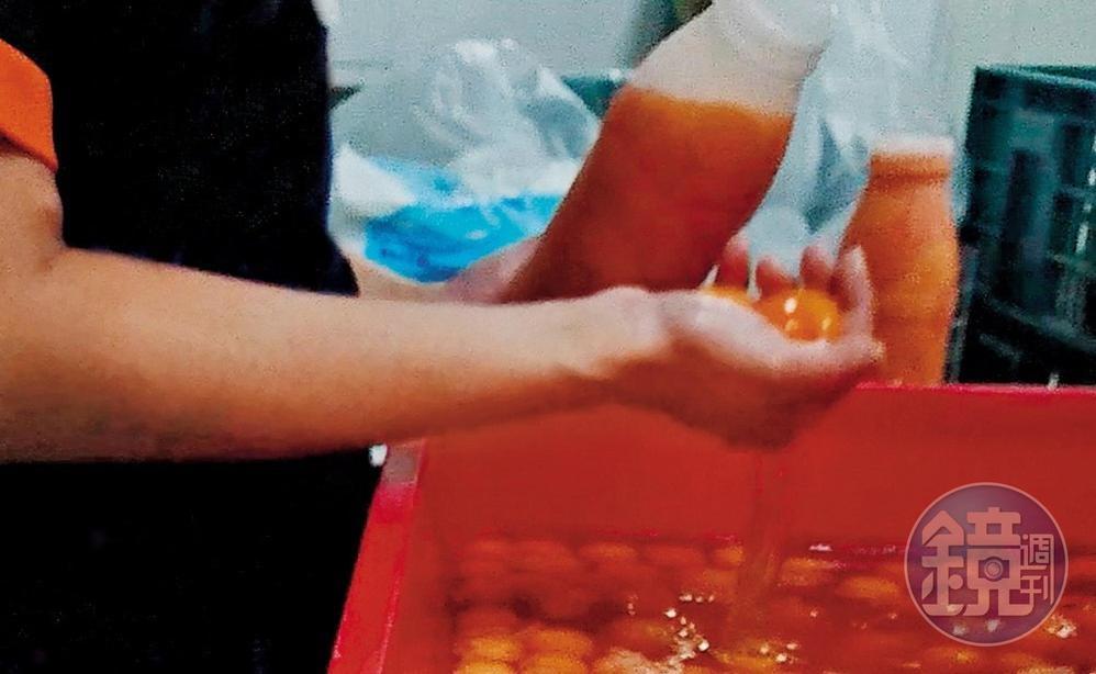 員工徒手撈起蛋黃裝瓶成為液體蛋,販售給飯店和餐廳小吃部。