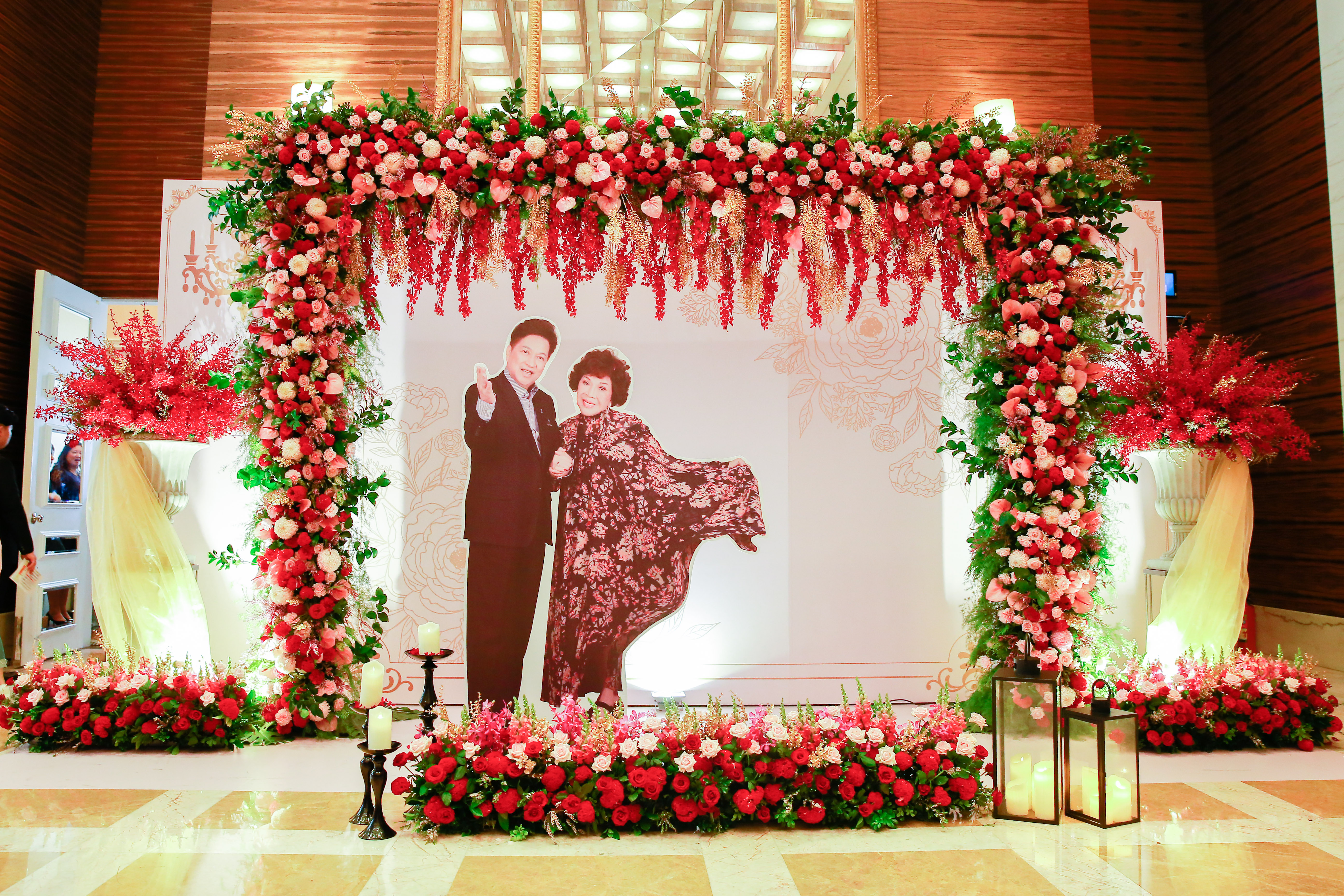 阿姑婚宴會場，一進門就是阿姑跟李朝永的美照看板。