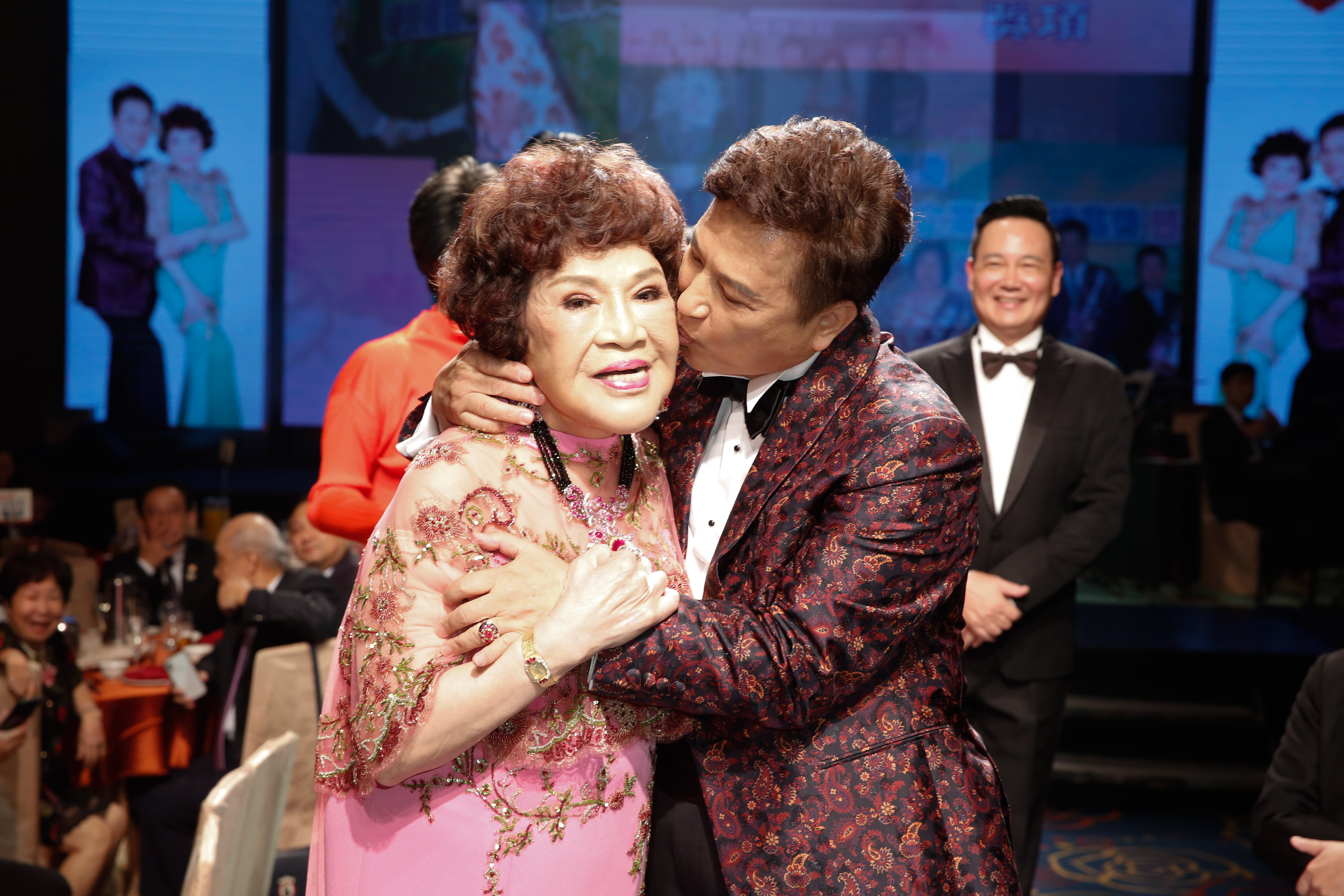 阿姑婚禮進場，李朝永獻上深情之吻。