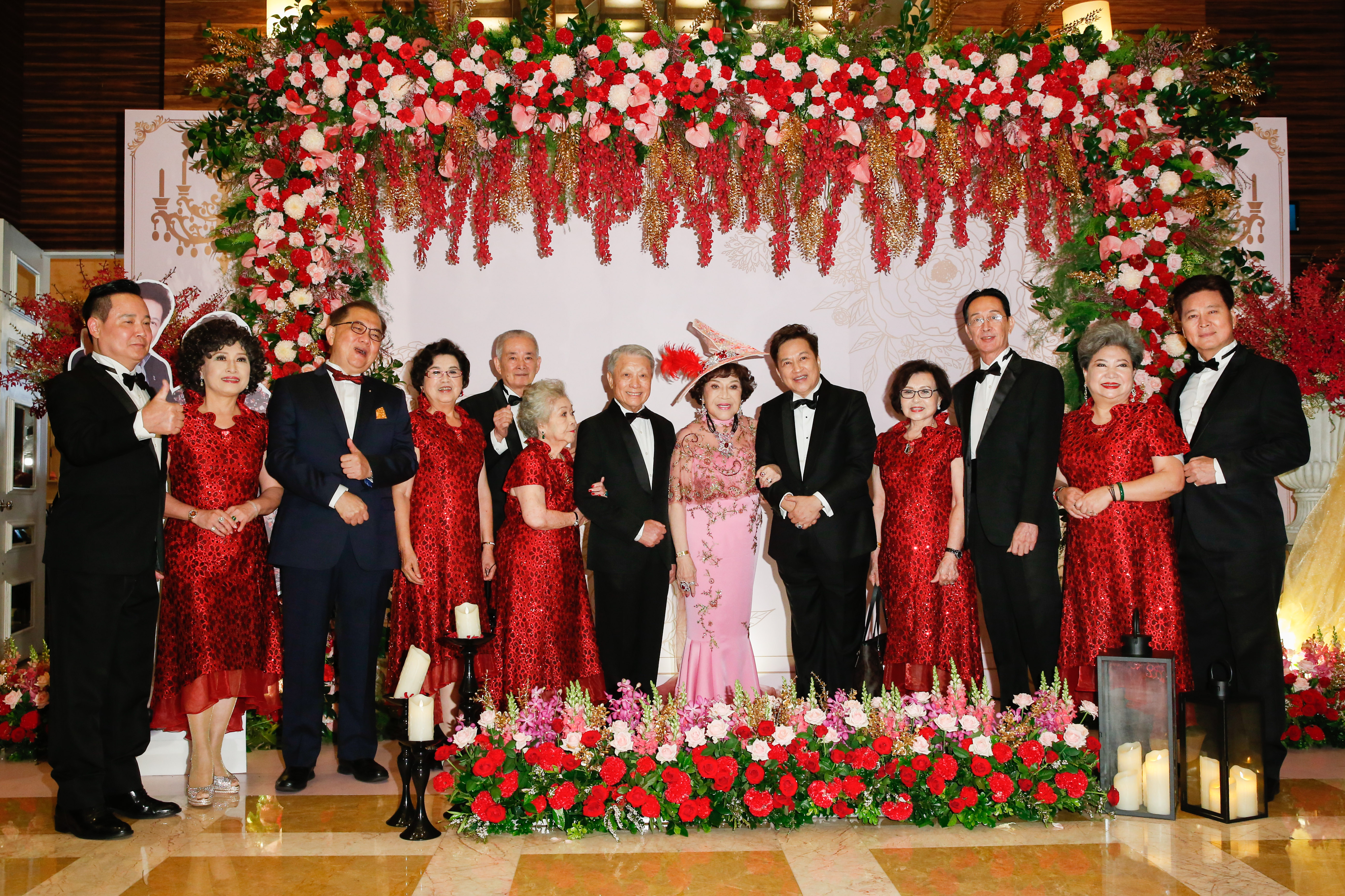 阿姑和李朝永，以及他們加起來超過500歲的伴娘伴郎團。