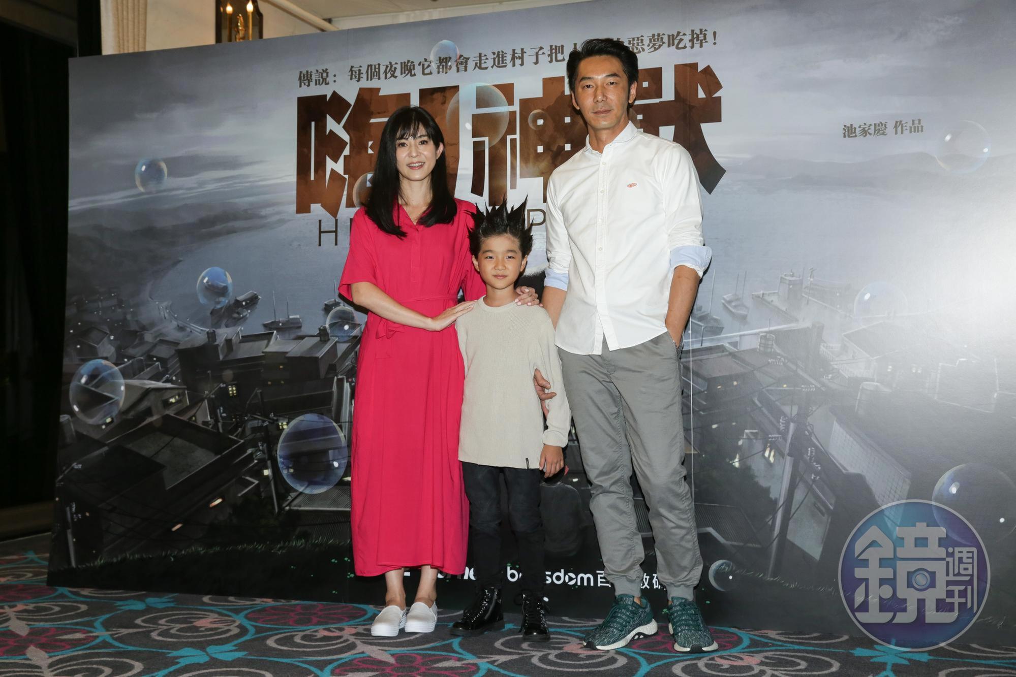 楊采妮（左起）、童星白潤音、李李仁一起出席《嗨！神獸》電影殺青宴。 