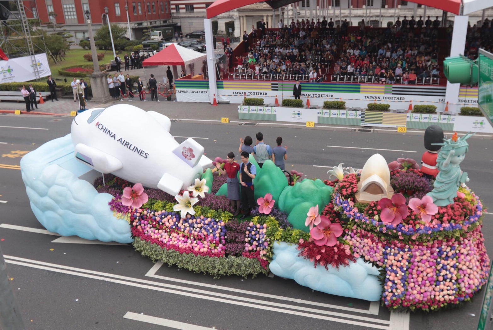 華航國慶花車以Q版A350飛機為主角，展現年輕氣息。（華航提供）