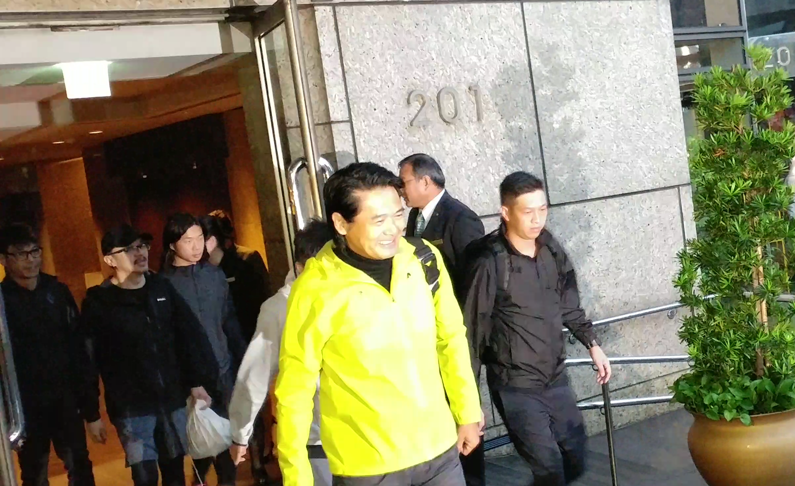 周潤發今（9）日依舊不放棄運動，在大批媒體簇擁下再度前往陽明山晨跑。