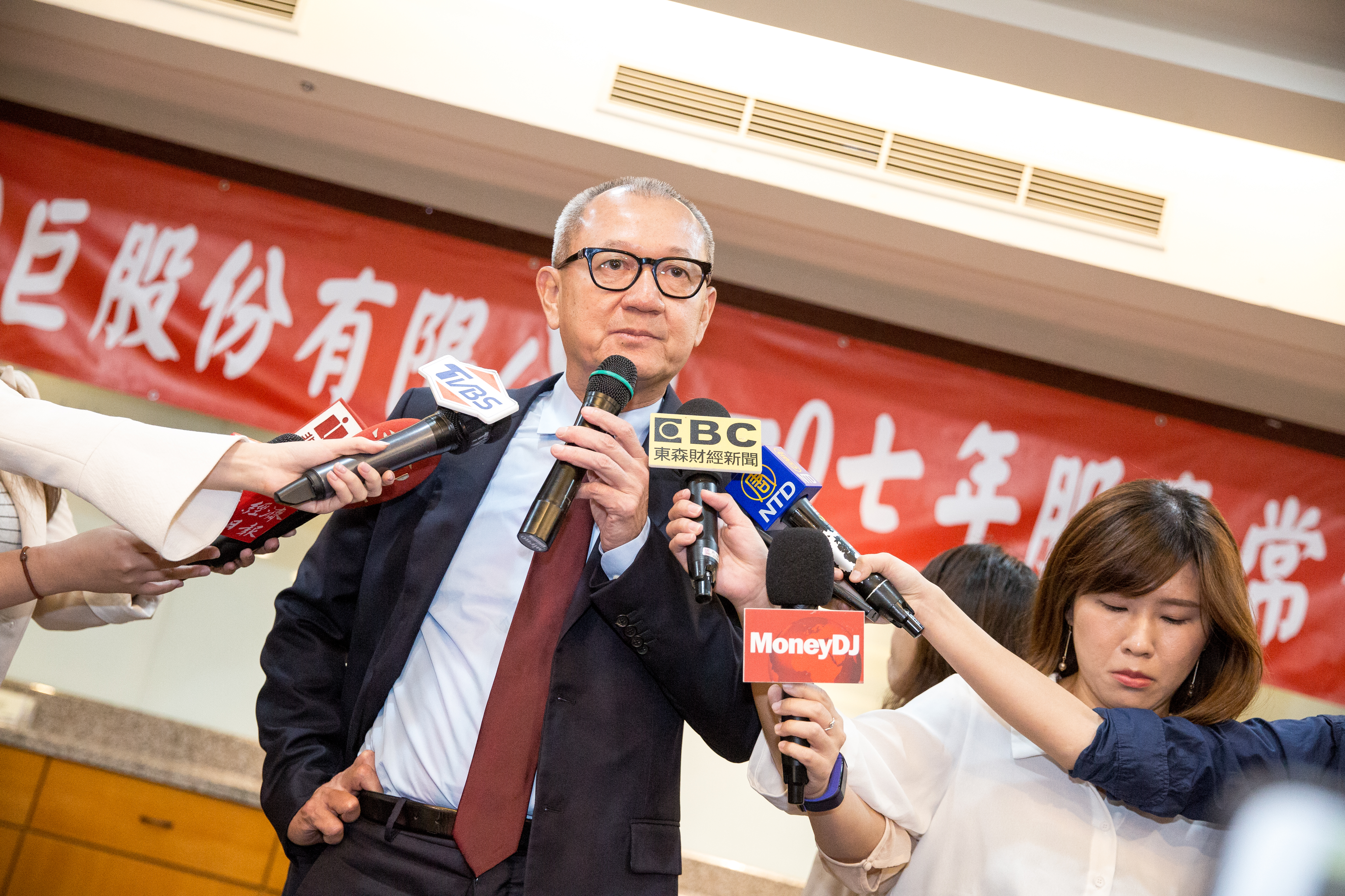 國巨董事長陳泰銘今年8月初說：「對被動元件展望，比股東會的時候還要好！」上週國巨卻改口展望保守。